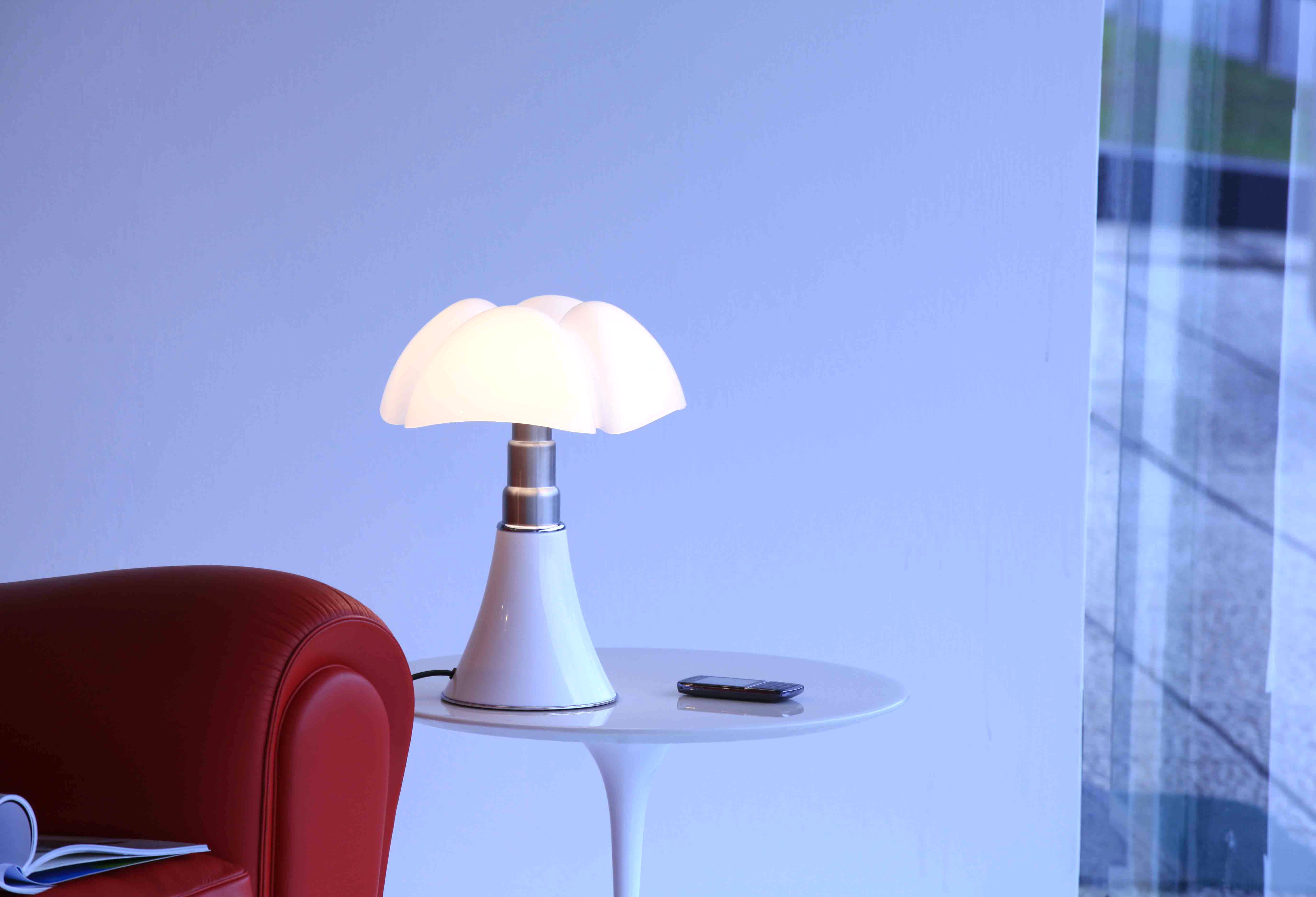 Stolná lampa MINIPIPISTRELLO s opálovým tienidlo a bielym podstavcom