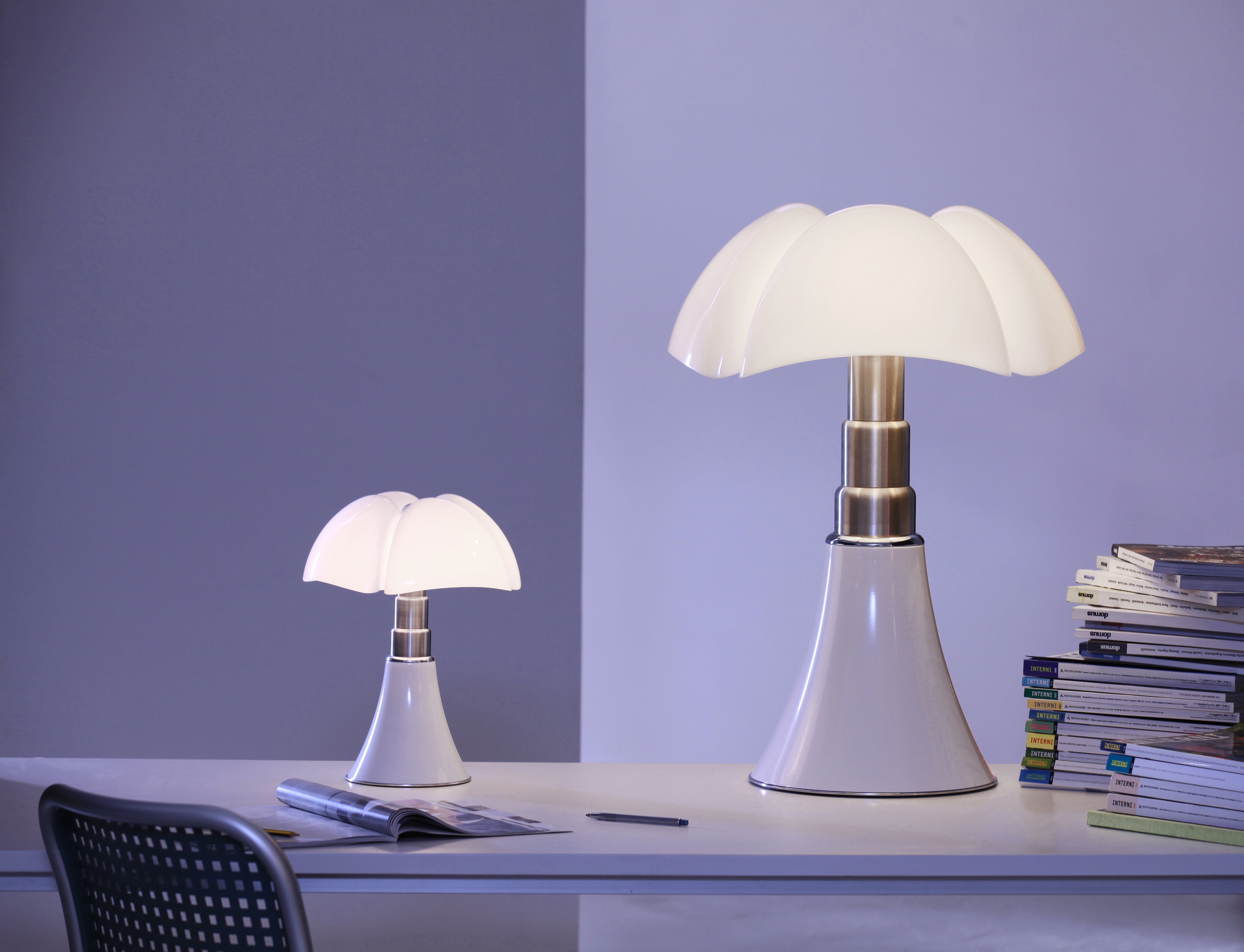 Stolná lampa MINIPIPISTRELLO s opálovým tienidlo a bielym podstavcom