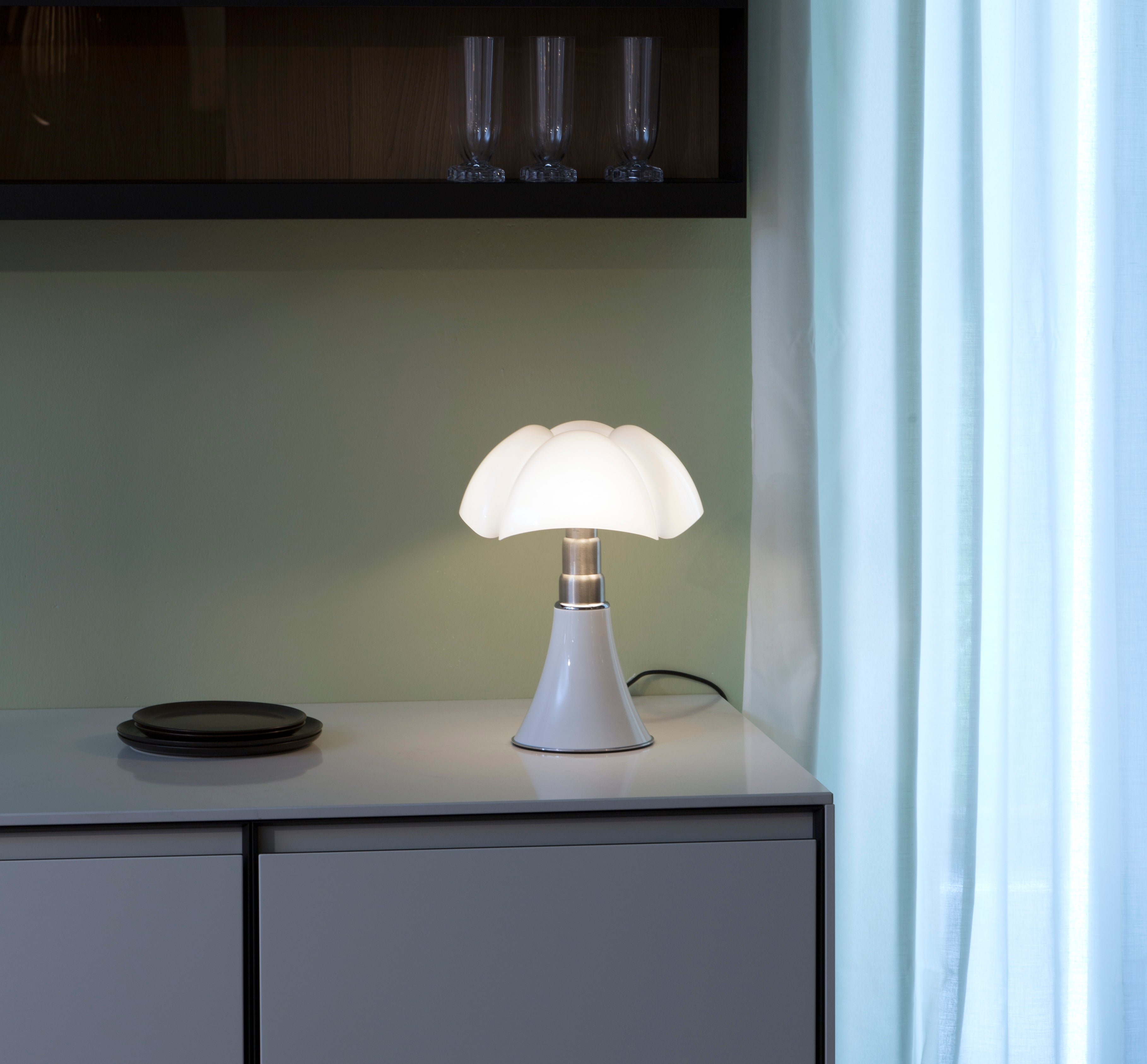 Stolná lampa MINIPIPISTRELLO s opálovým tienidlo a bielym podstavcom