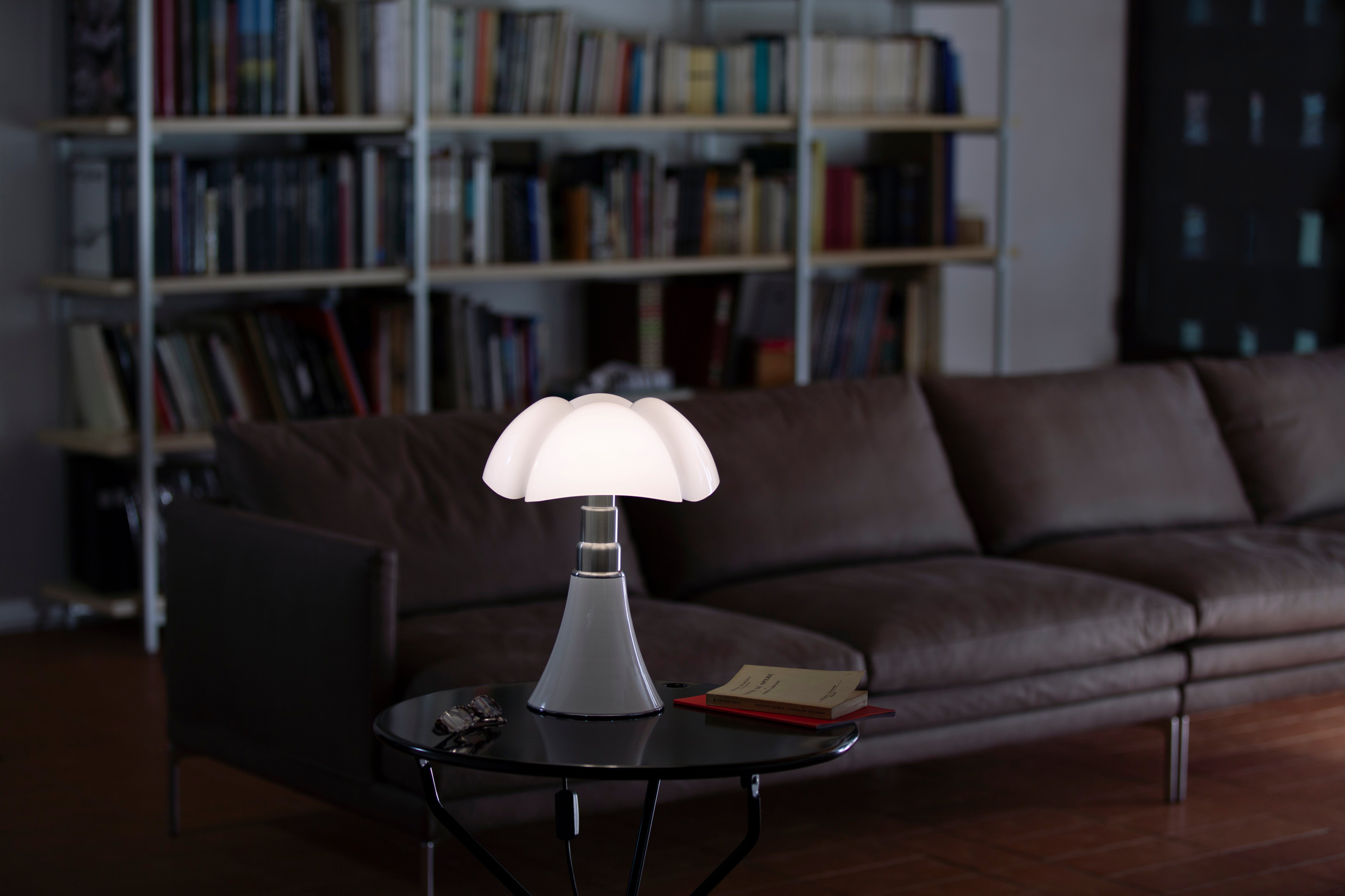 Stolná lampa MINIPIPISTRELLO s opálovým tienidlo a bielym podstavcom