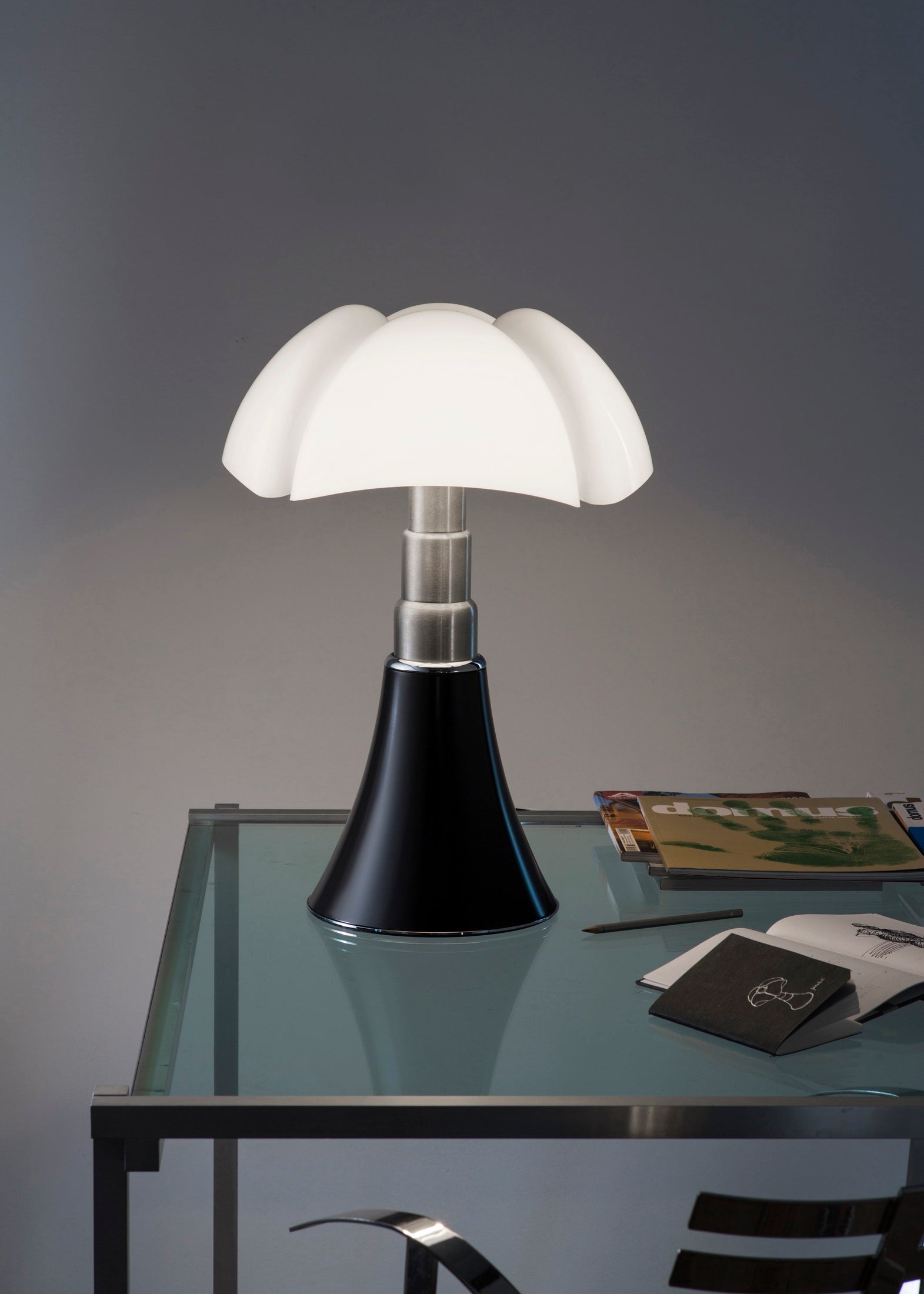 Lampa stołowa PIPISTRELLO MEDIUM opalowy klosz z czarną podstawą