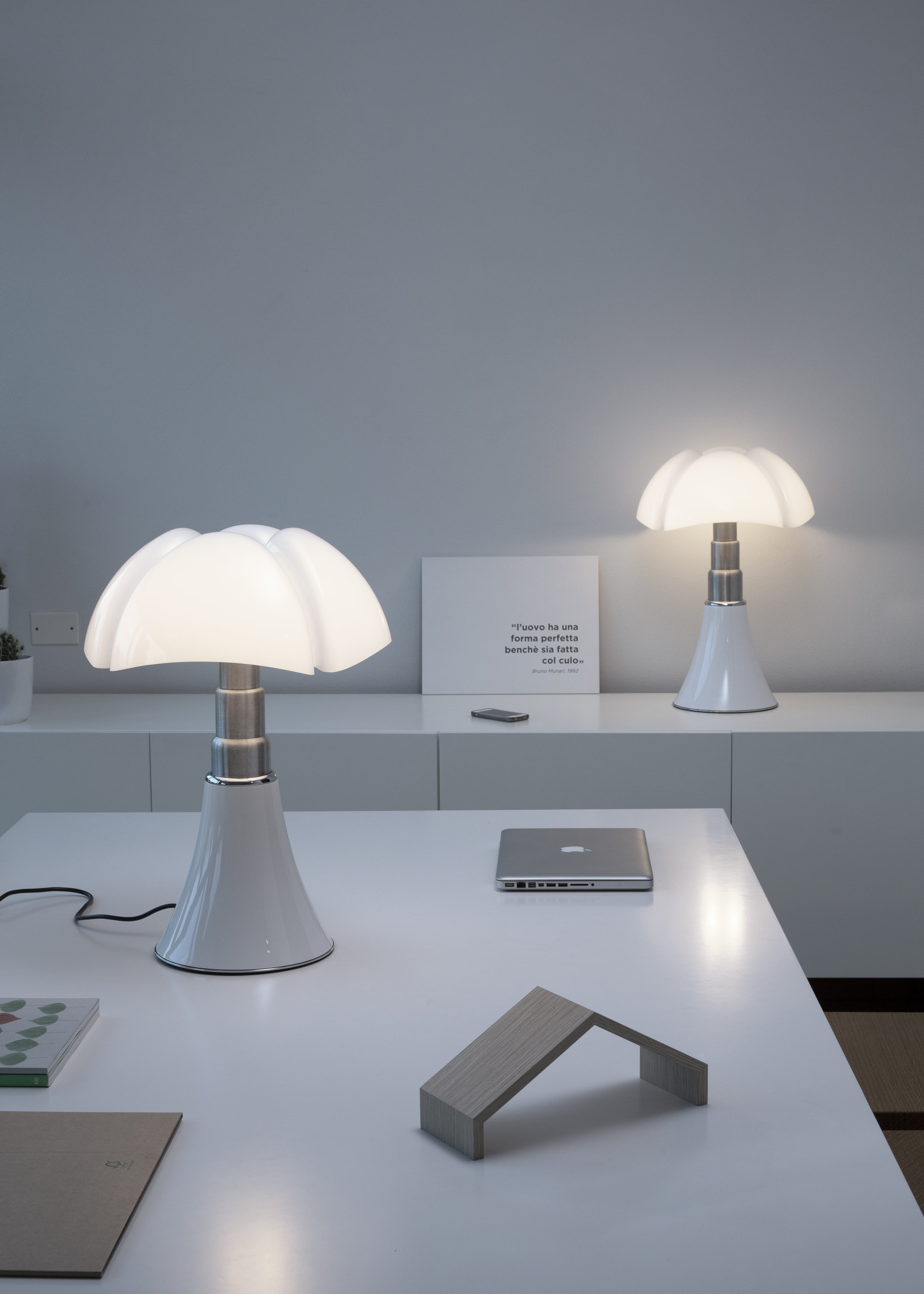 Lampa stołowa PIPISTRELLO MEDIUM opalowy klosz z białą podstawą