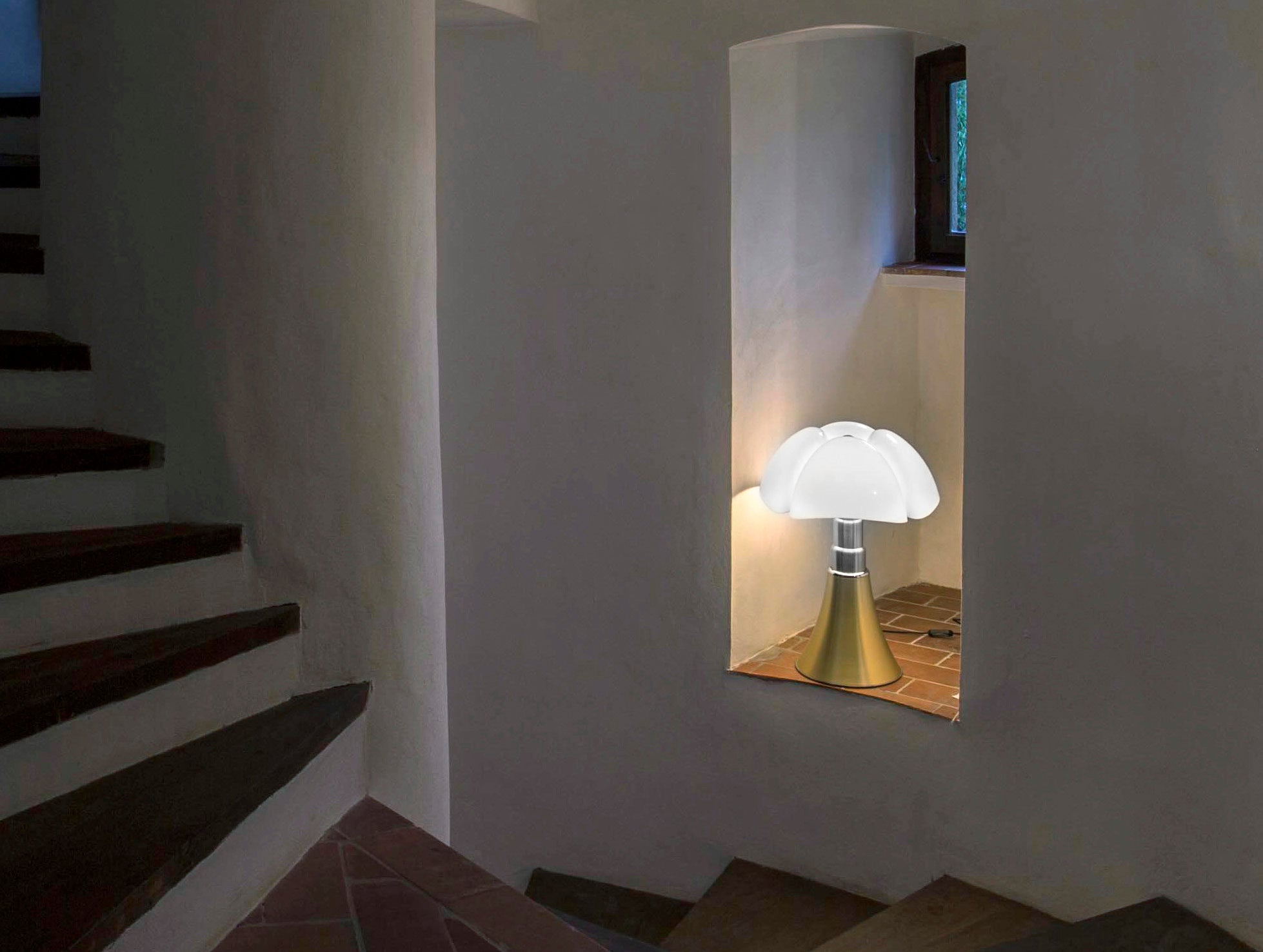 Stolná lampa PIPISTRELLO MEDIUM s opálovým tienidlo a hnedým podstavcom
