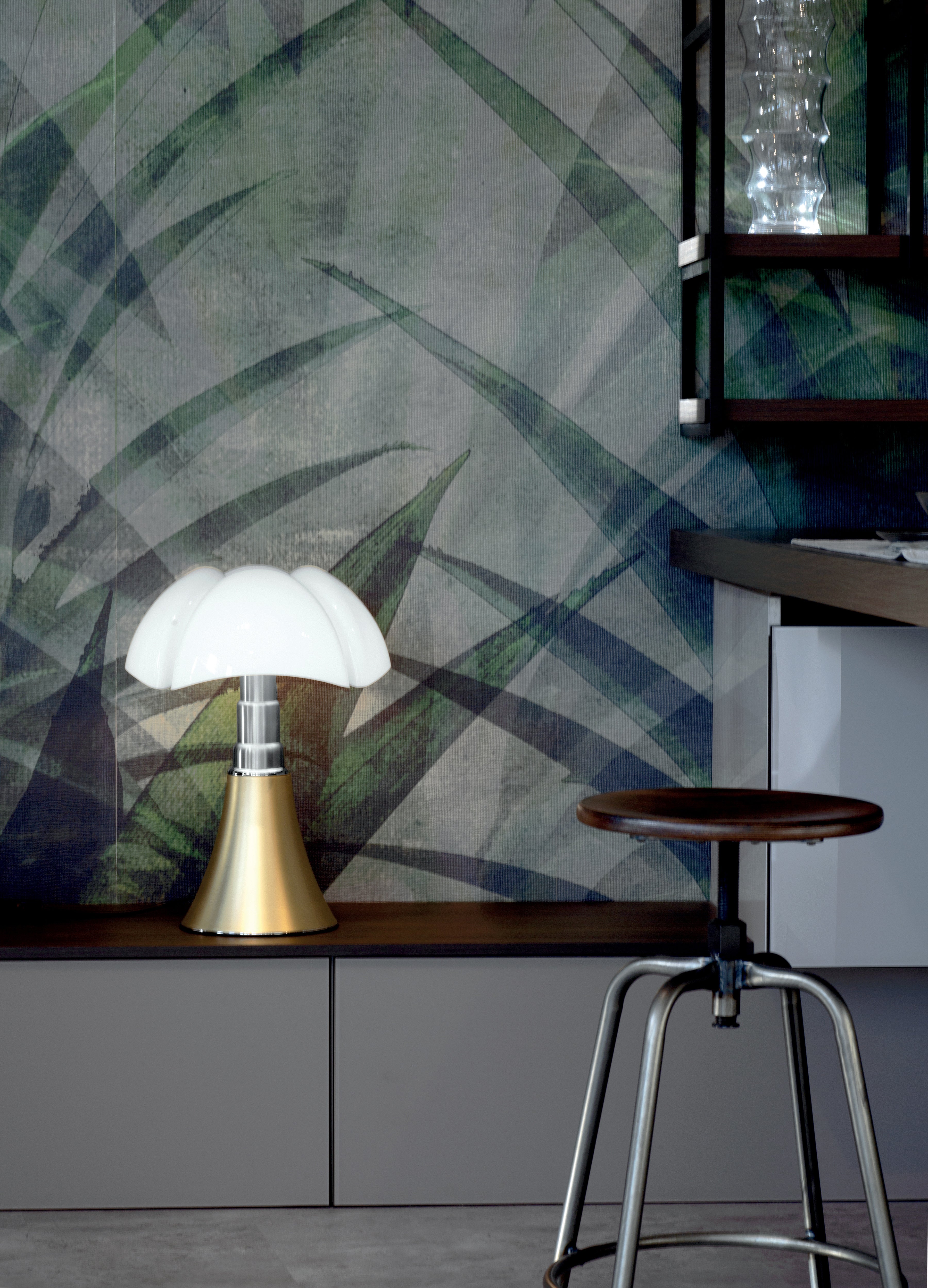 Stolná lampa PIPISTRELLO MEDIUM s opálovým tienidlo a mosadzným podstavcom