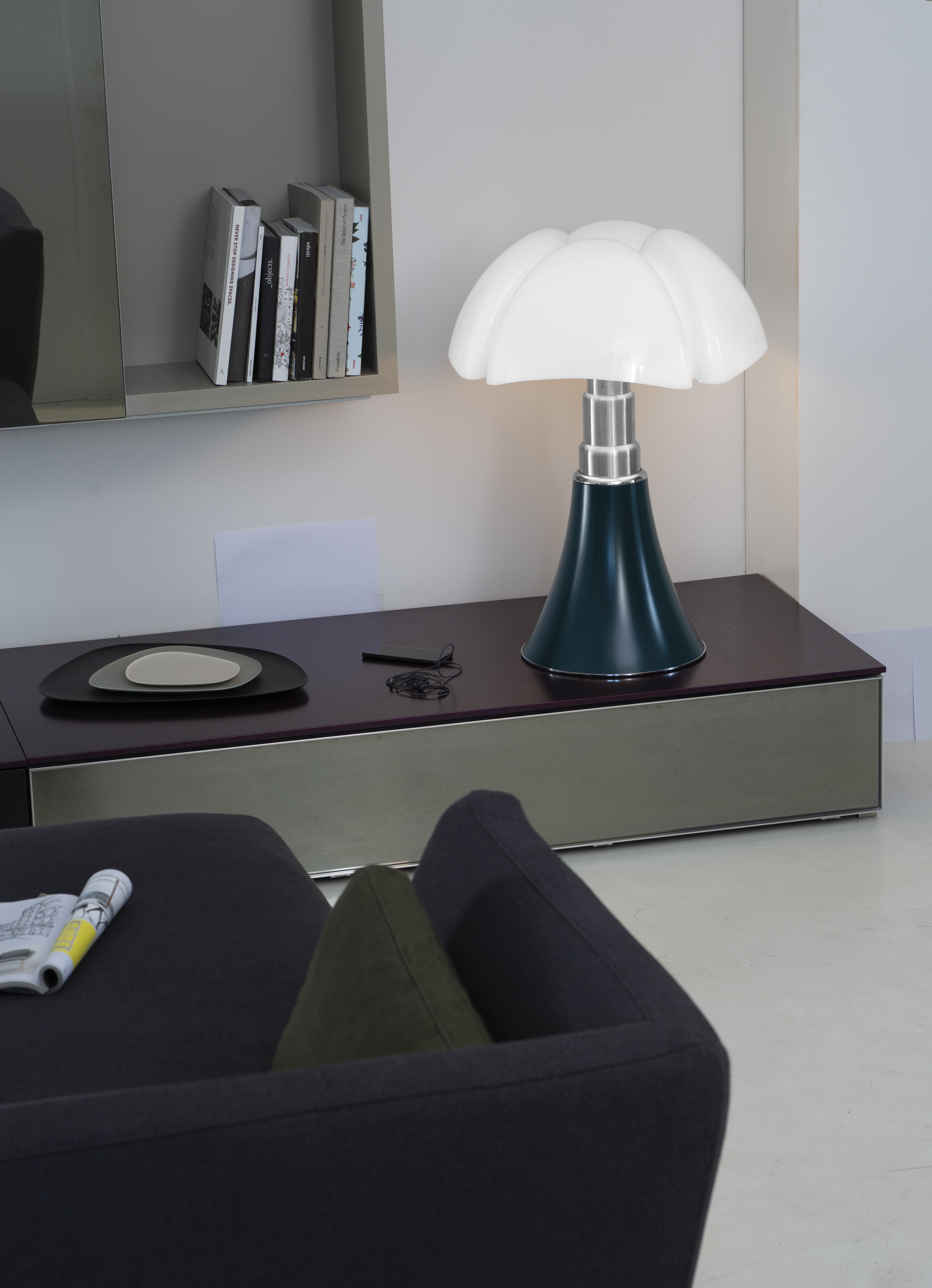 Stolná lampa PIPISTRELLO MEDIUM s opálovým tienidlo a tmavozeleným podstavcom