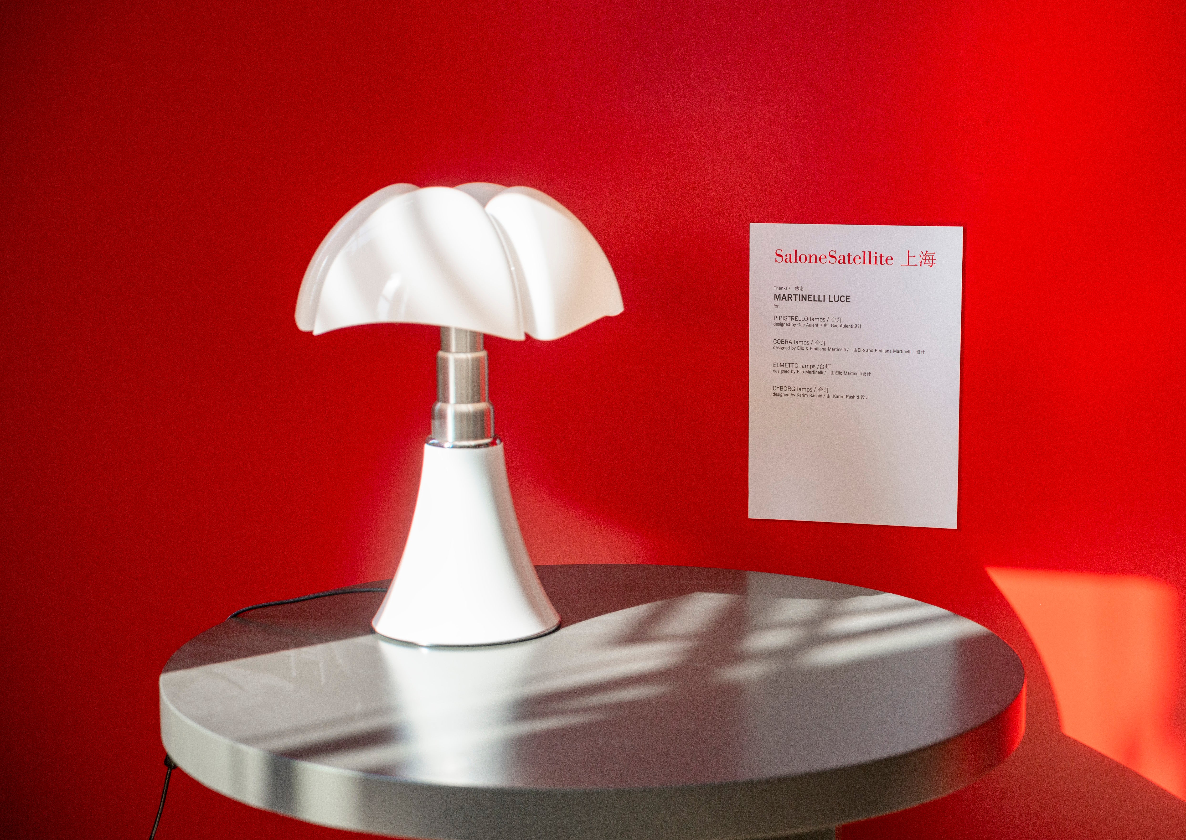 Stolná lampa MINIPIPISTRELLO s opálovým tienidlo a bielym podstavcom