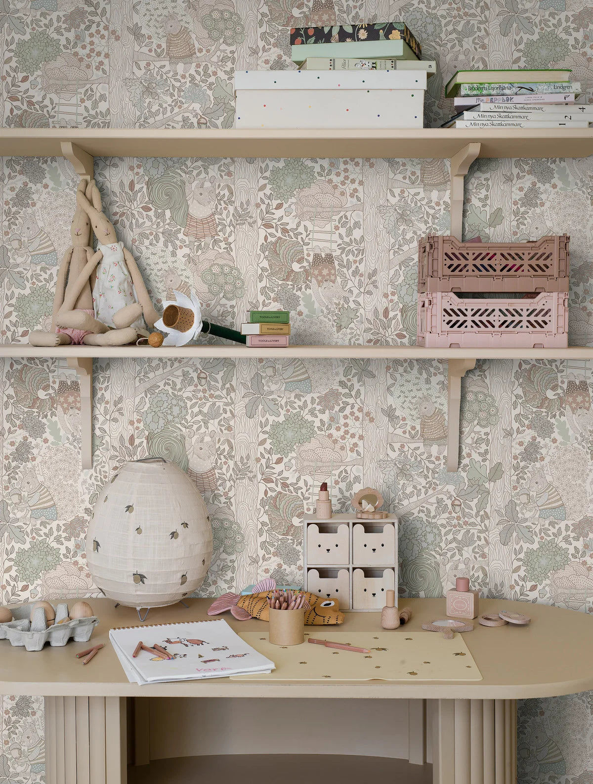 Tapeta dziecięca z motywem baśniowego lasu CHARLIE kremowy z zielonym