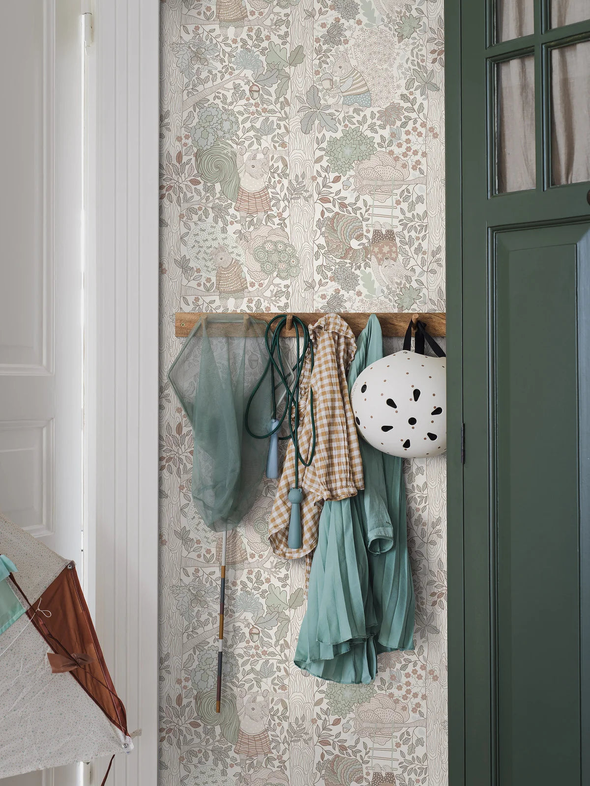 Tapeta dziecięca z motywem baśniowego lasu CHARLIE kremowy z zielonym