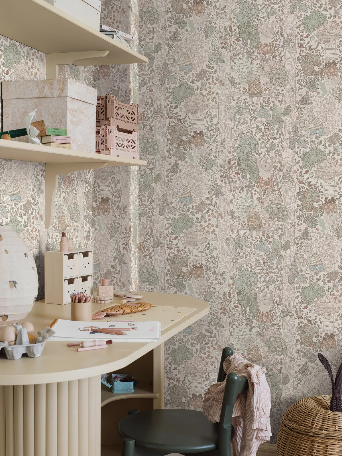 Tapeta dziecięca z motywem baśniowego lasu CHARLIE kremowy z zielonym