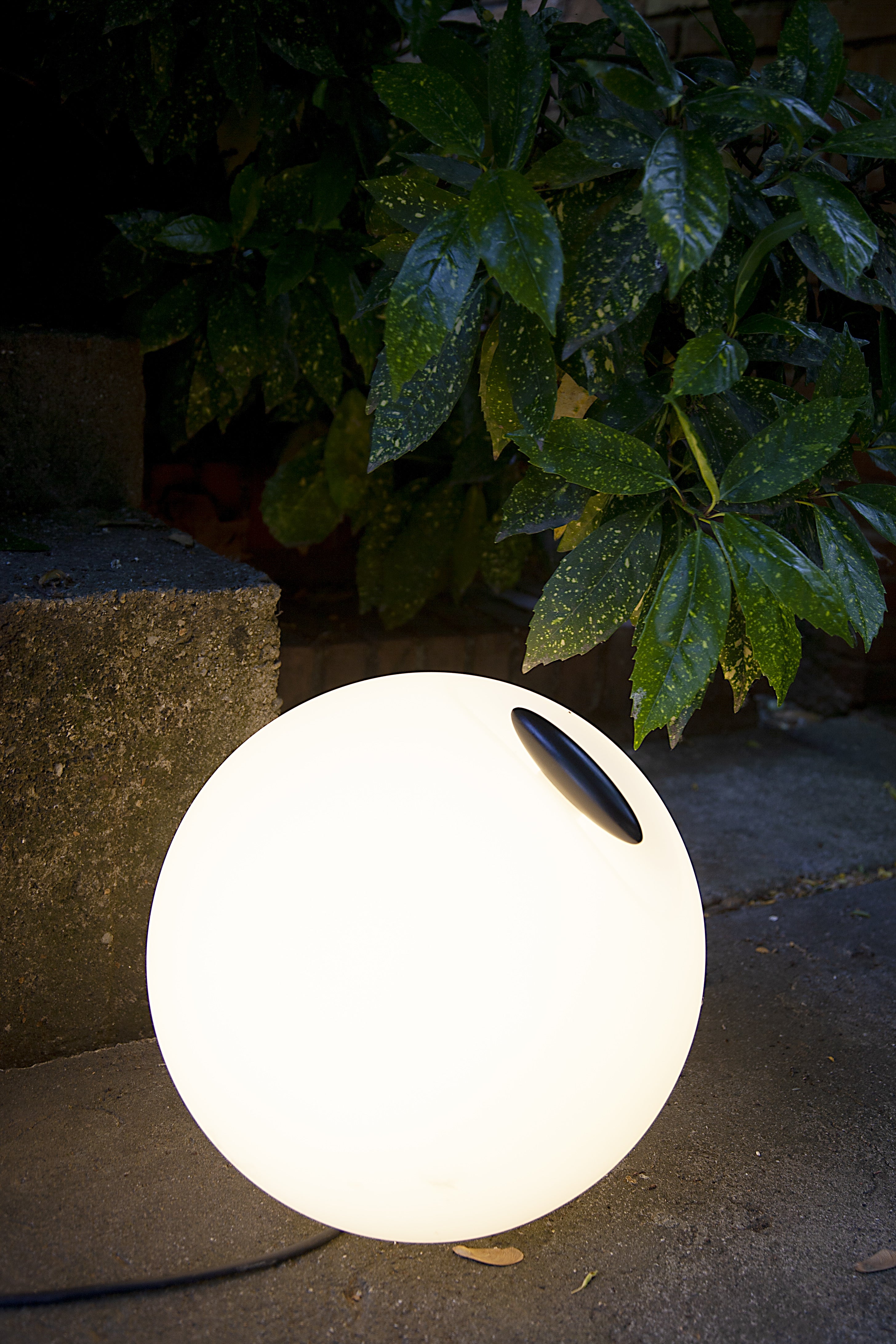 Biela vonkajšia podlahová lampa BOWL
