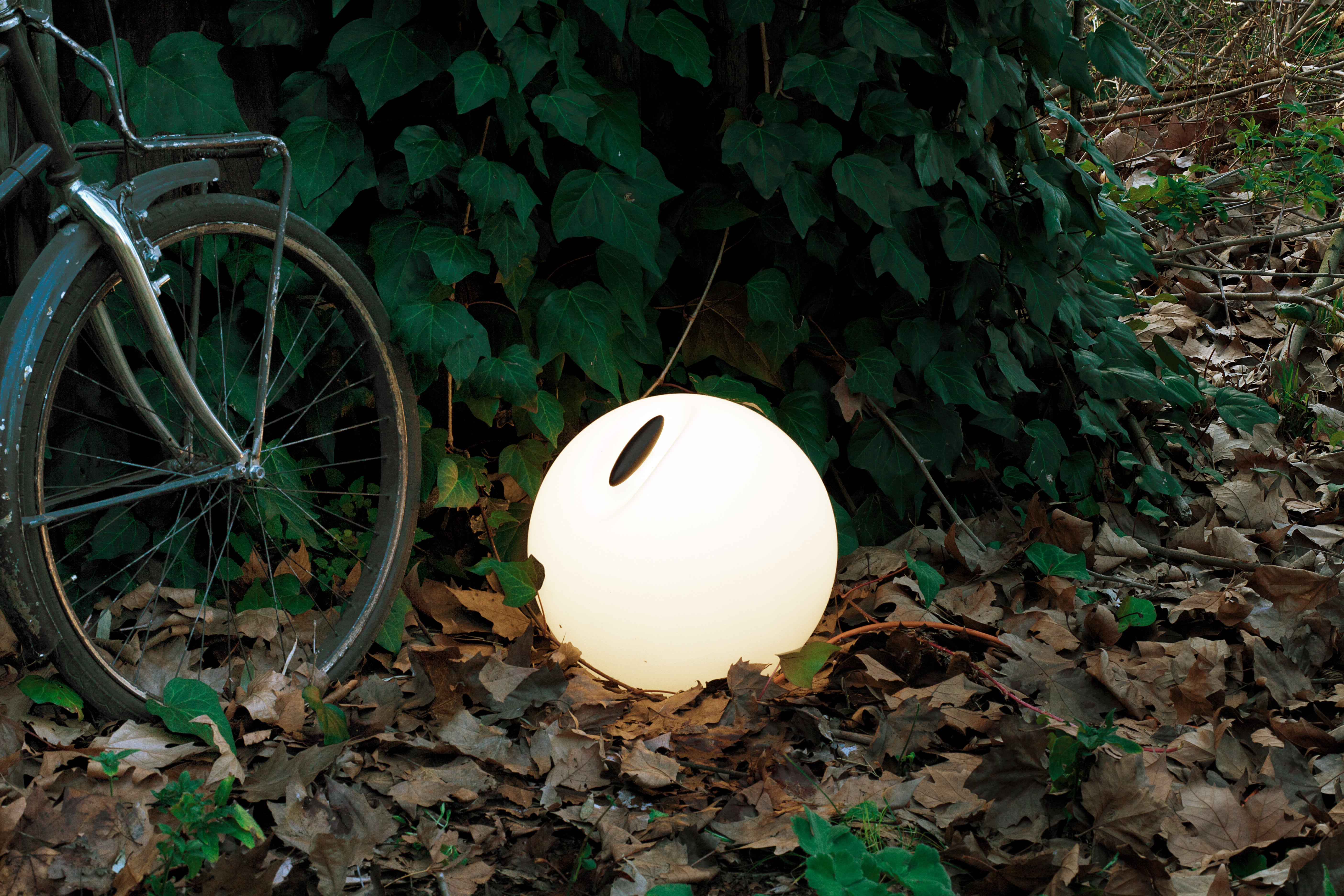 Biela vonkajšia podlahová lampa BOWL
