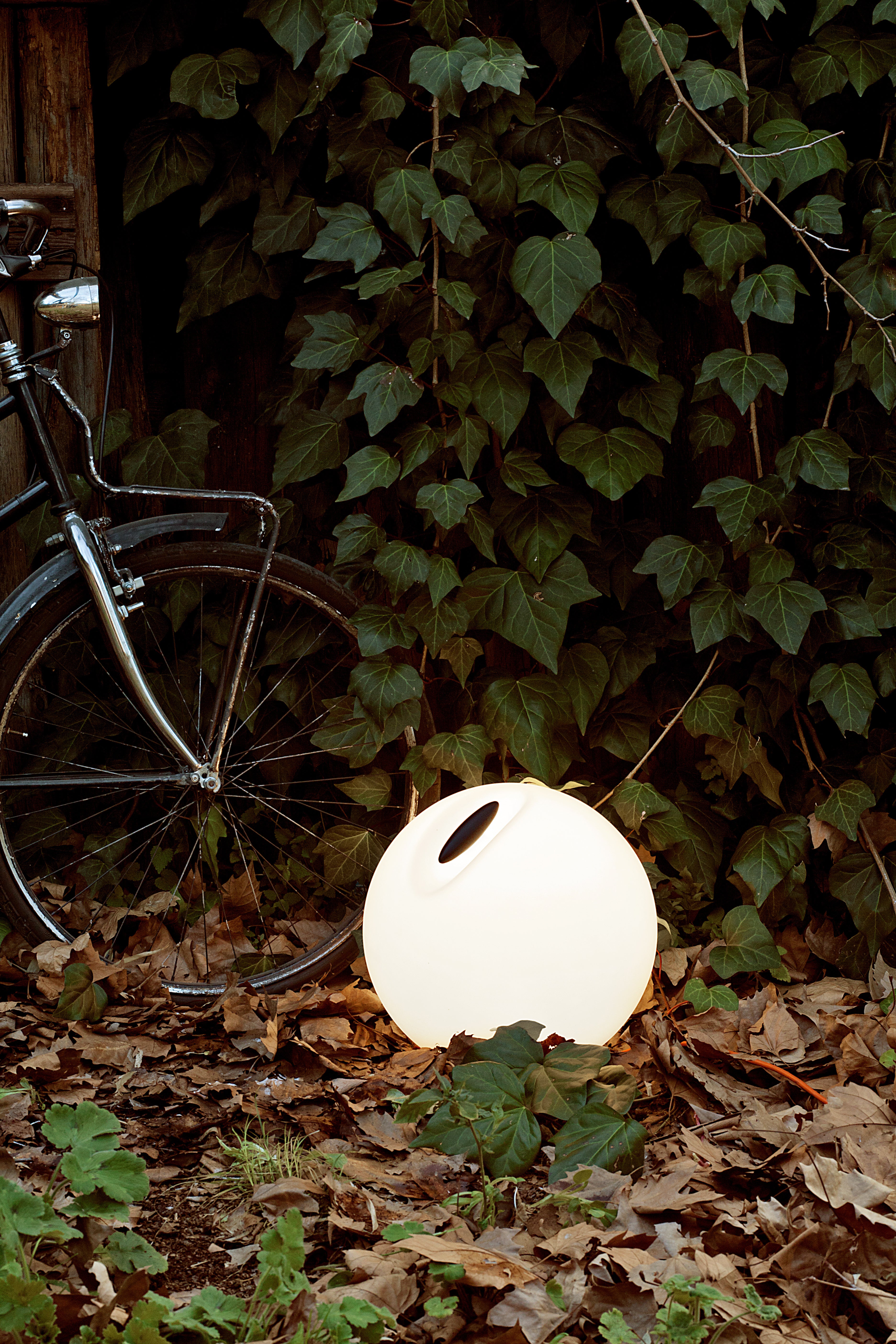 Biela vonkajšia podlahová lampa BOWL