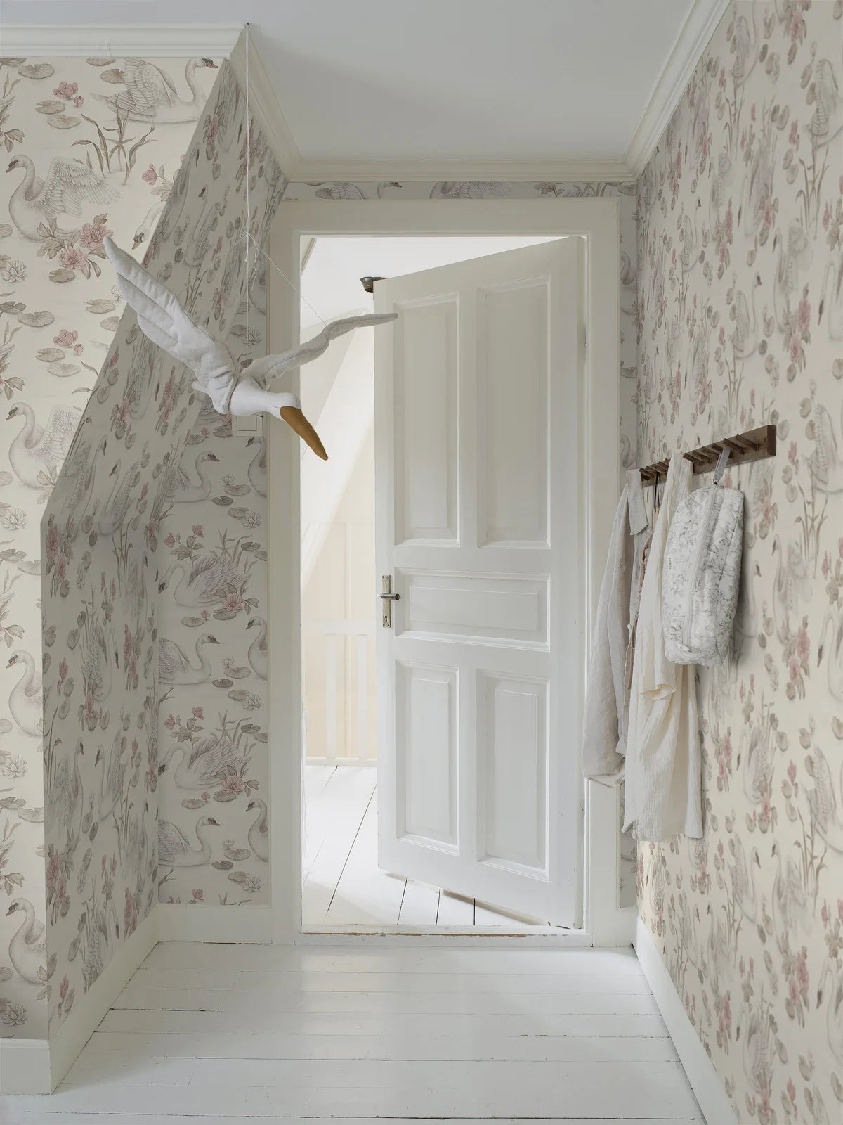 Children's wallpaper with a floral and animal motif LILY SWAN cream