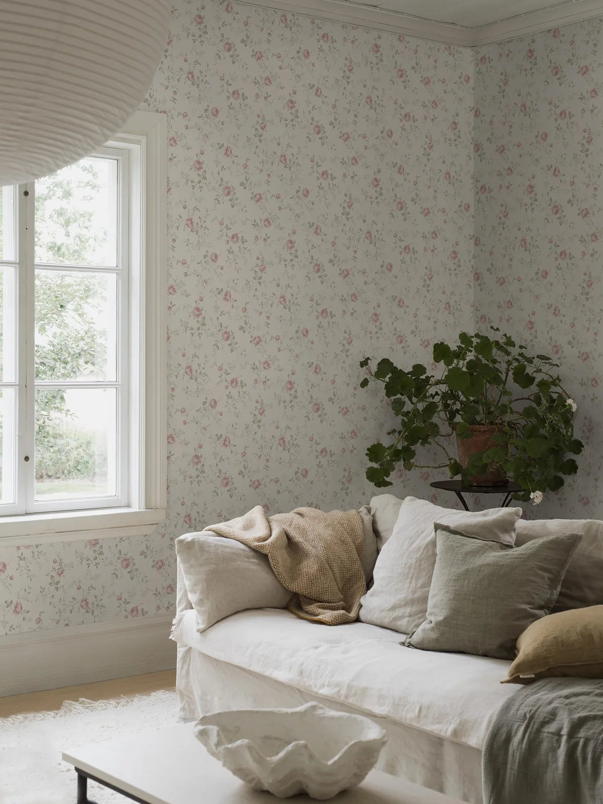 Tapeta s rastlinným motívom ROSE GARDEN biela