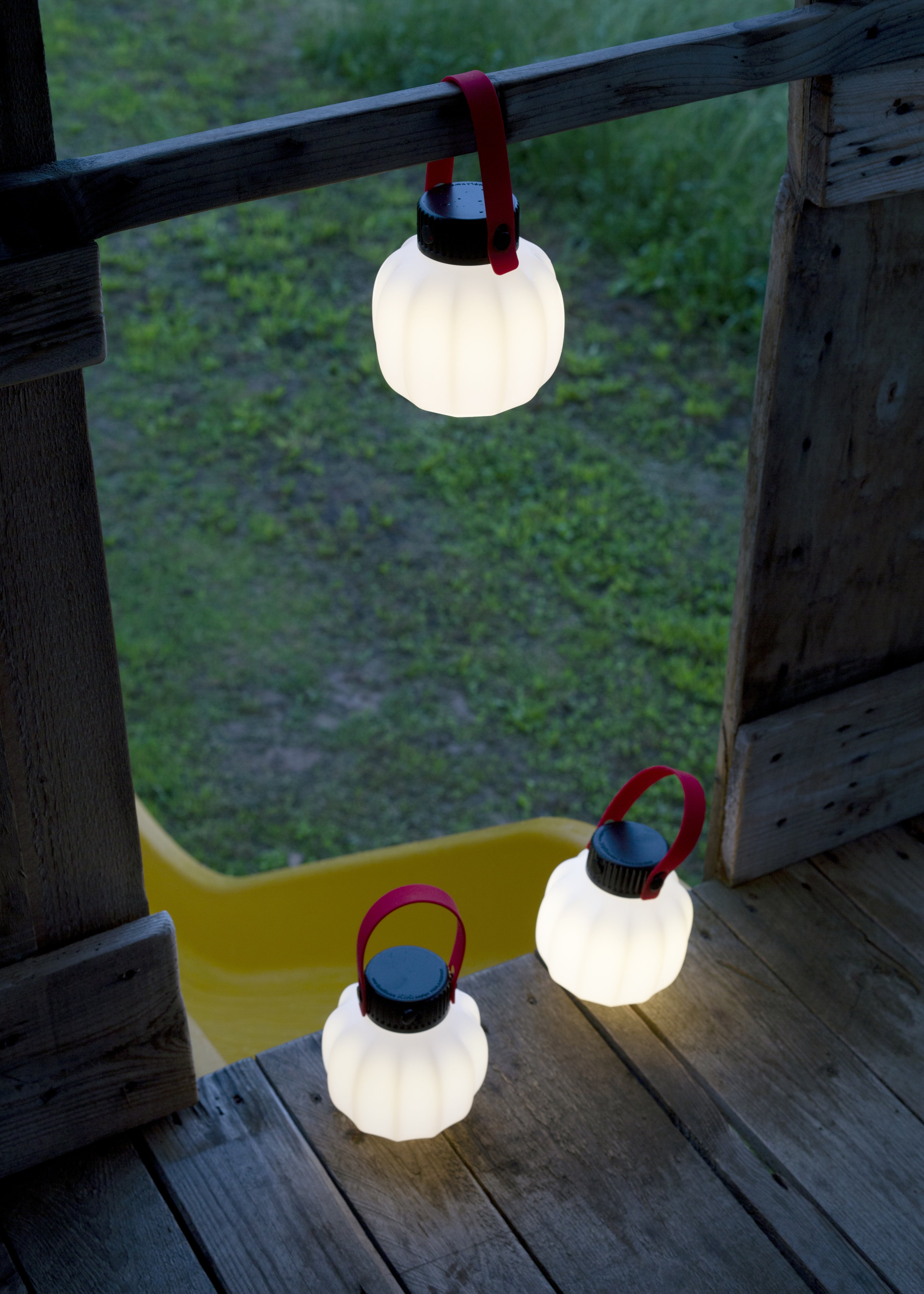 Prenosná vonkajšia lampa KIKI biela so silikónovým držadlom