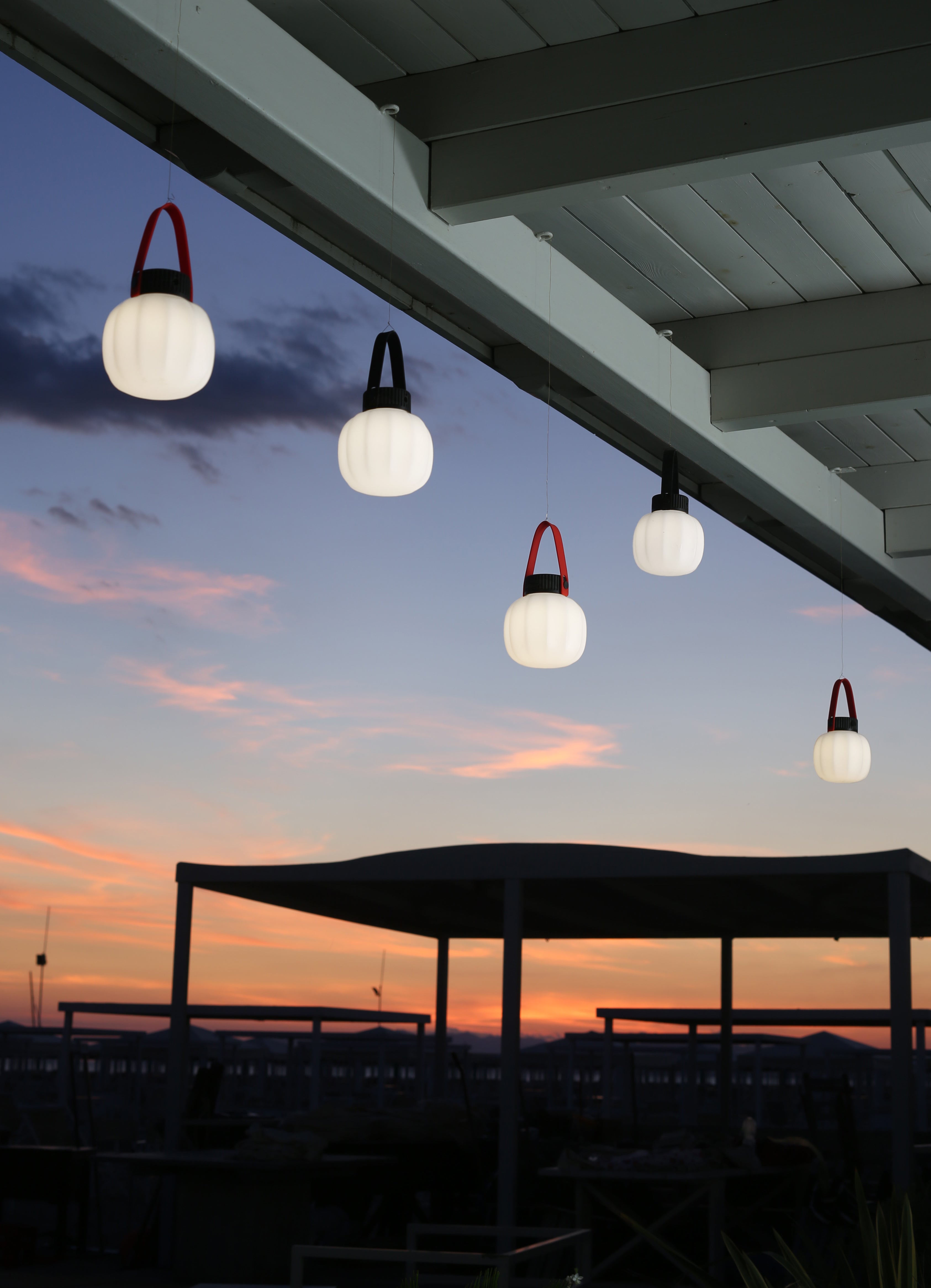 Prenosná vonkajšia lampa KIKI biela so silikónovým držadlom