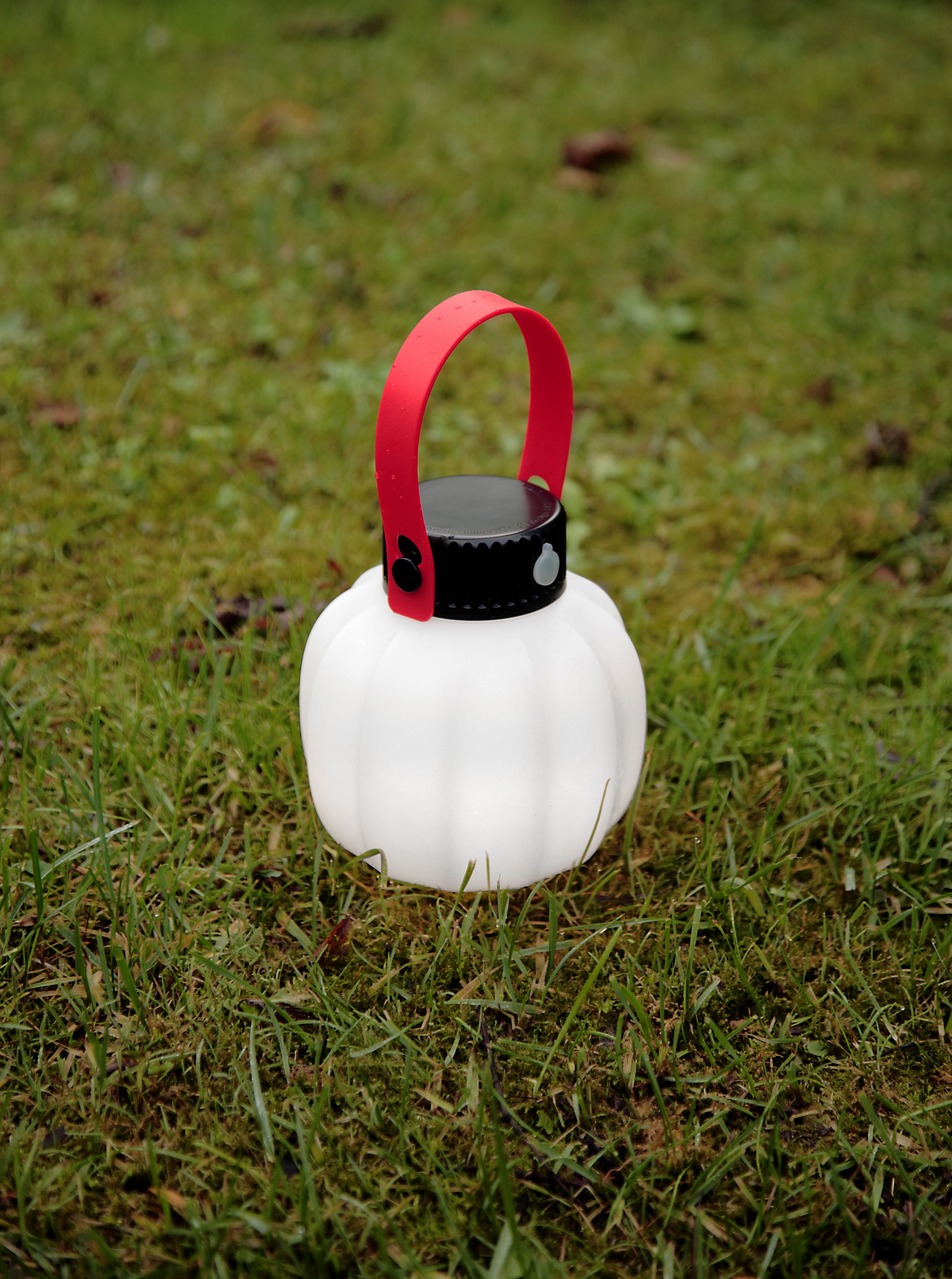 Prenosná vonkajšia lampa KIKI biela so silikónovým držadlom