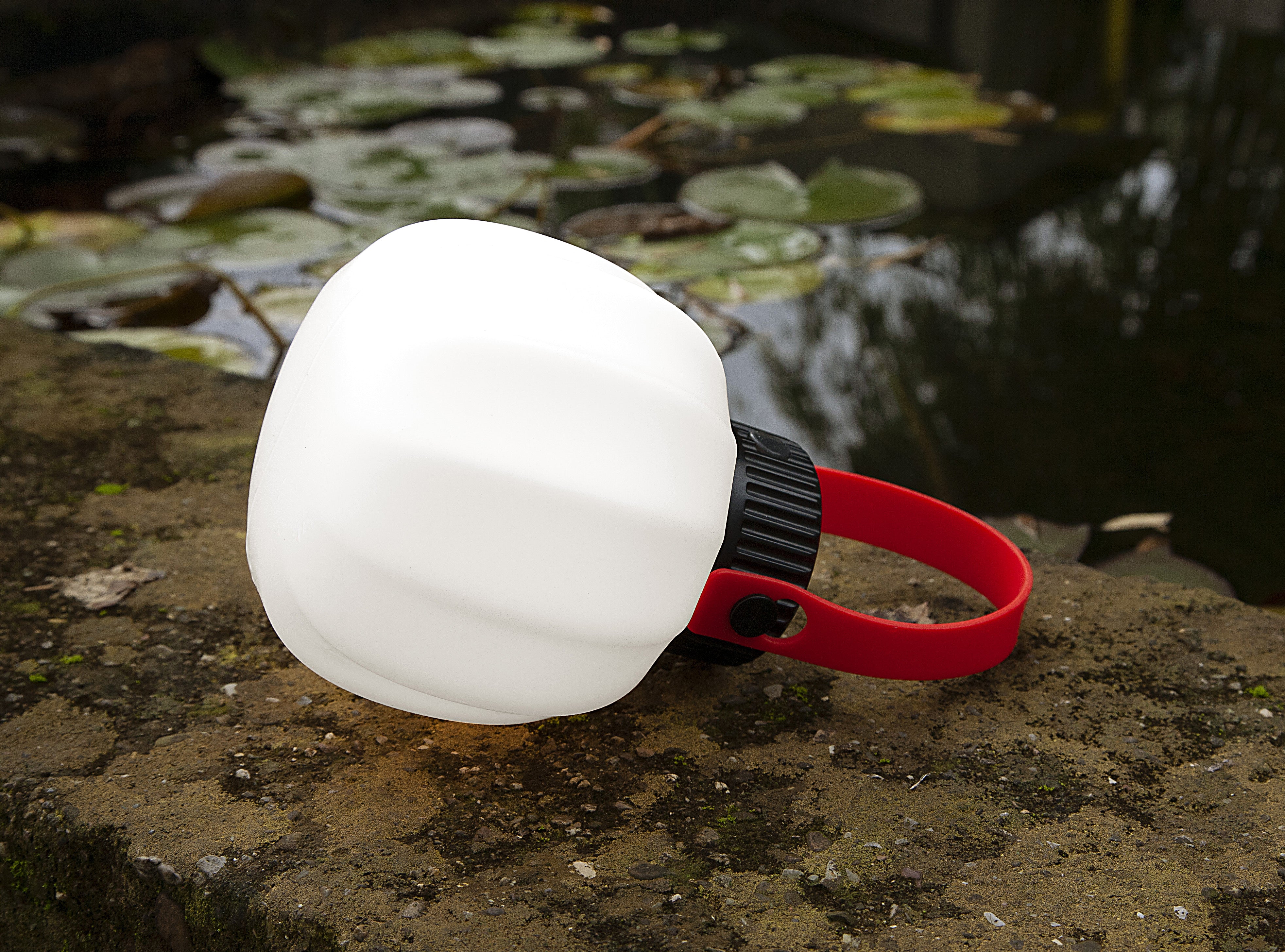 Prenosná vonkajšia lampa KIKI biela so silikónovým držadlom