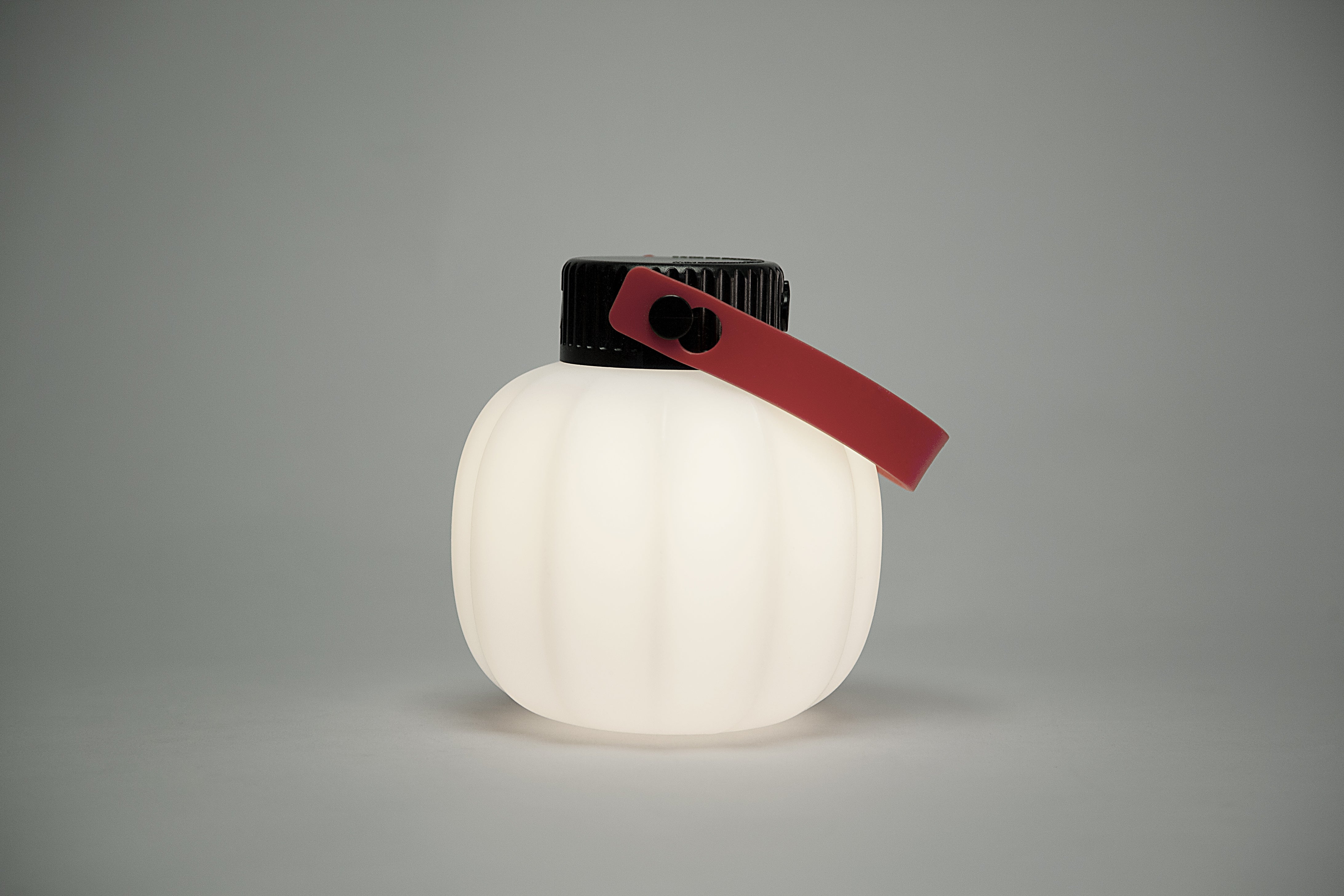 Prenosná vonkajšia lampa KIKI biela so silikónovým držadlom