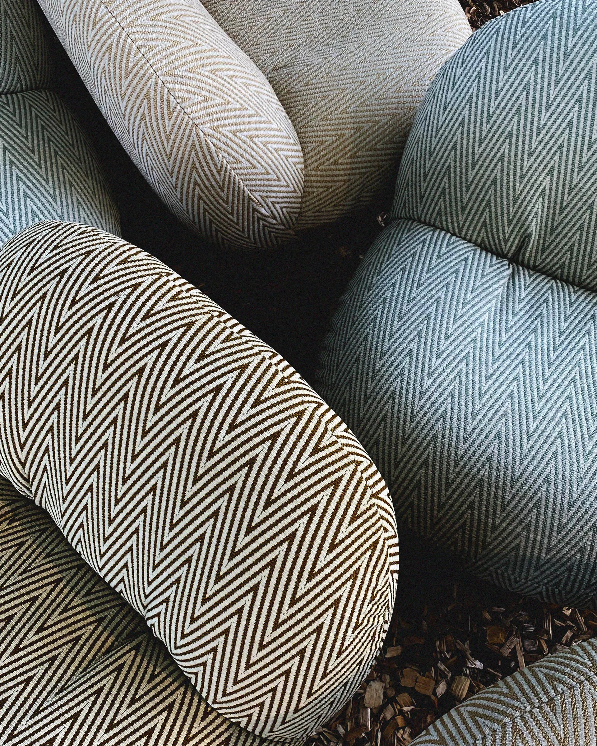 Záhradné kreslo s opierkami PACHA čalúnené so zlatým podstavcom