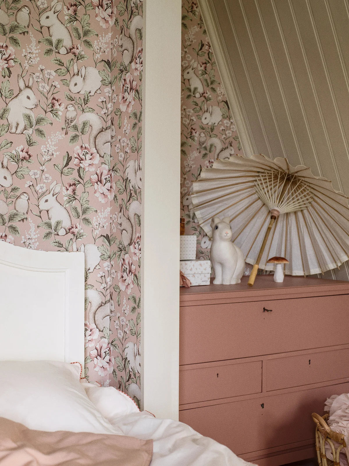 Detská tapeta s rastlinným a zvieracím motívom MAGIC FOREST pudrová ružová