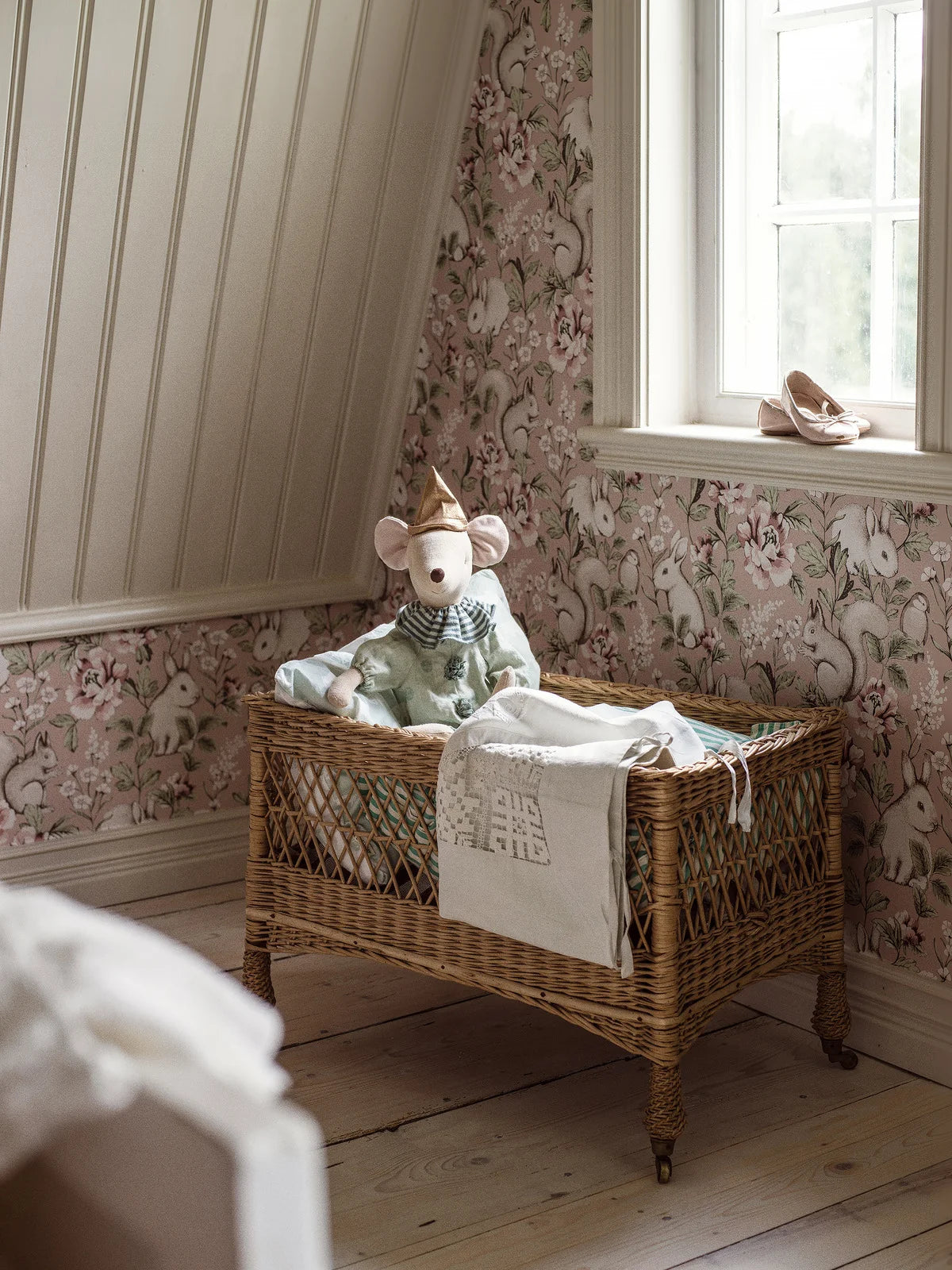 Detská tapeta s rastlinným a zvieracím motívom MAGIC FOREST pudrová ružová