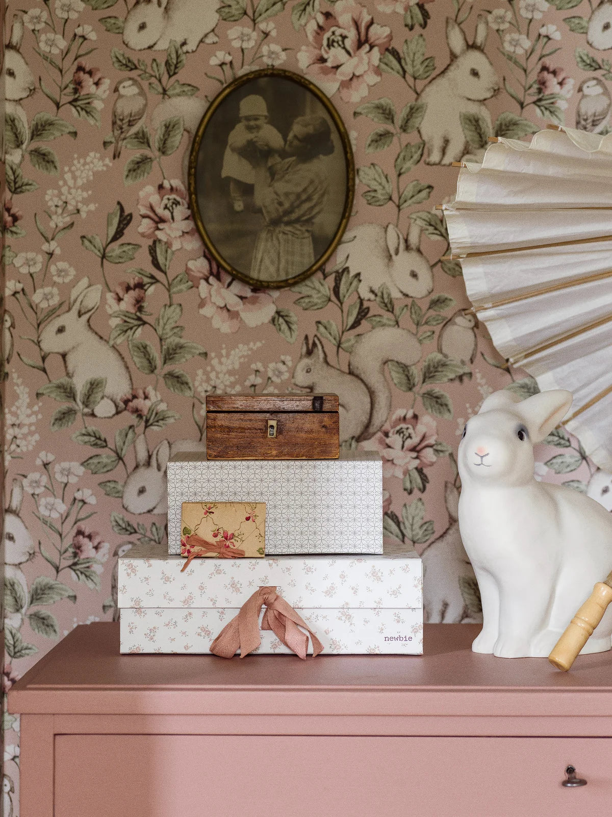 Detská tapeta s rastlinným a zvieracím motívom MAGIC FOREST pudrová ružová