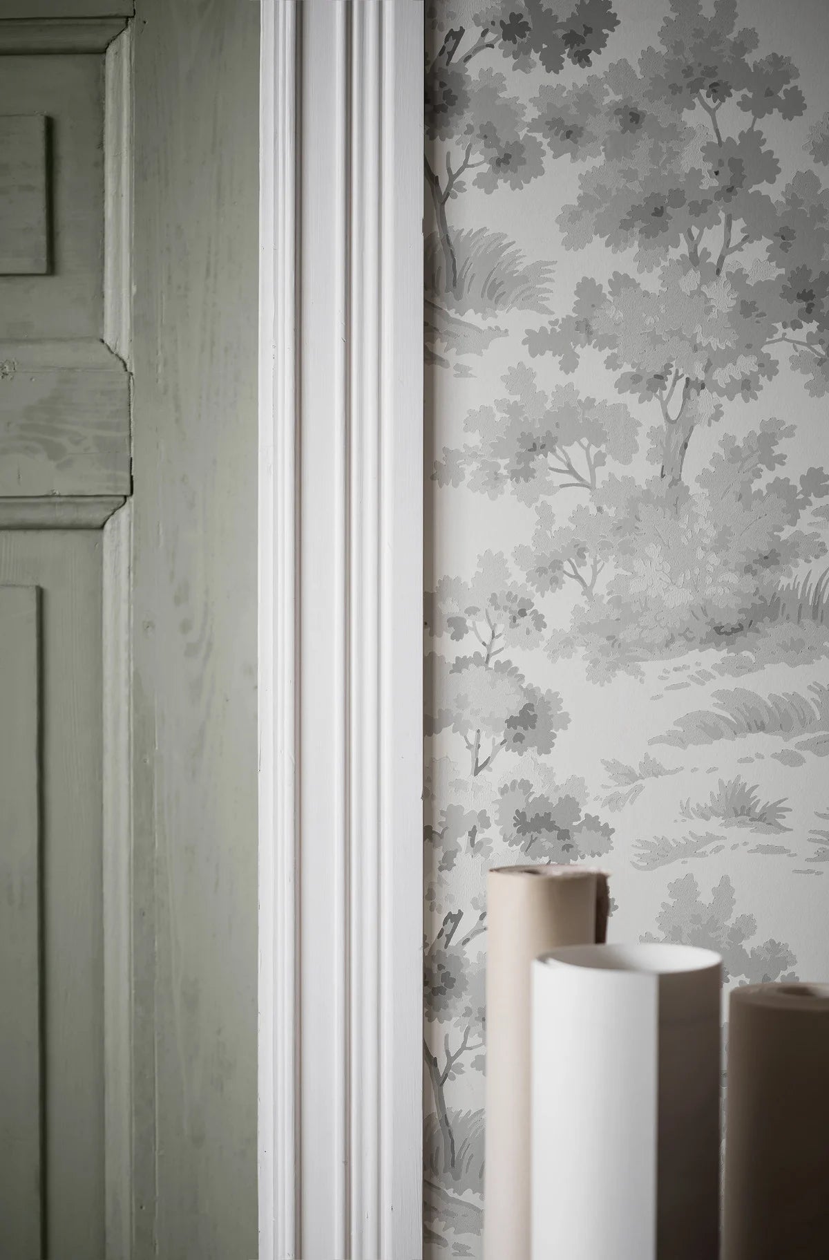 Papierová flizelínová tapeta s rastlinným vzorom VIDIEK RÁNO biela so šedou