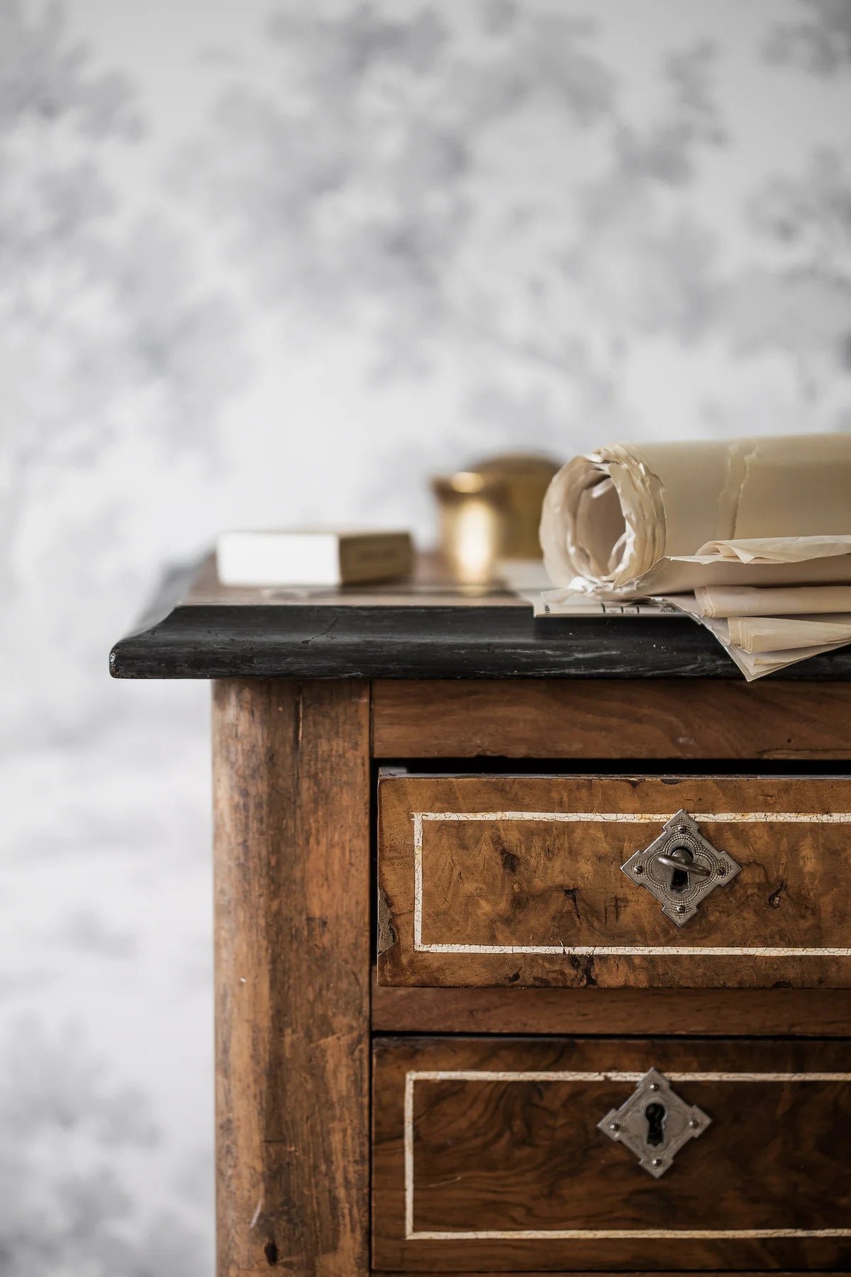 Papierová flizelínová tapeta s rastlinným vzorom VIDIEK RÁNO biela so šedou