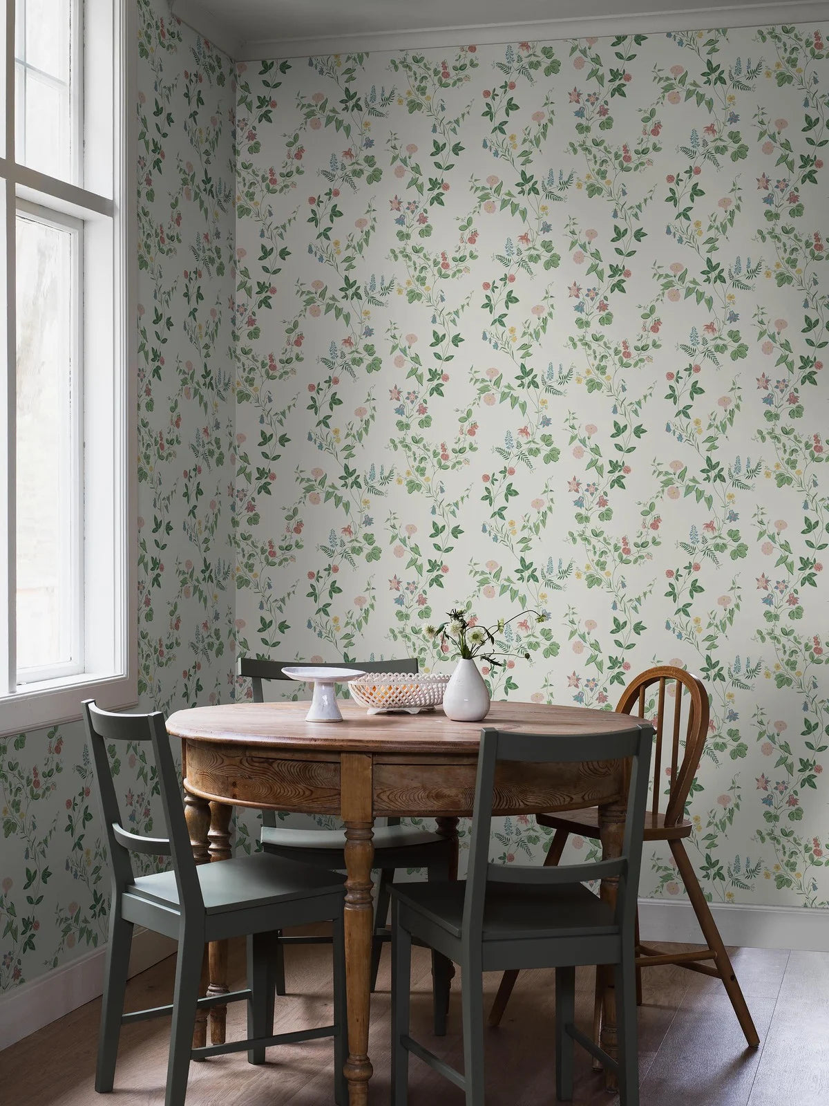 Wallpaper with a floral pattern of flowers and leaves MIDSUMMER EVE white with green