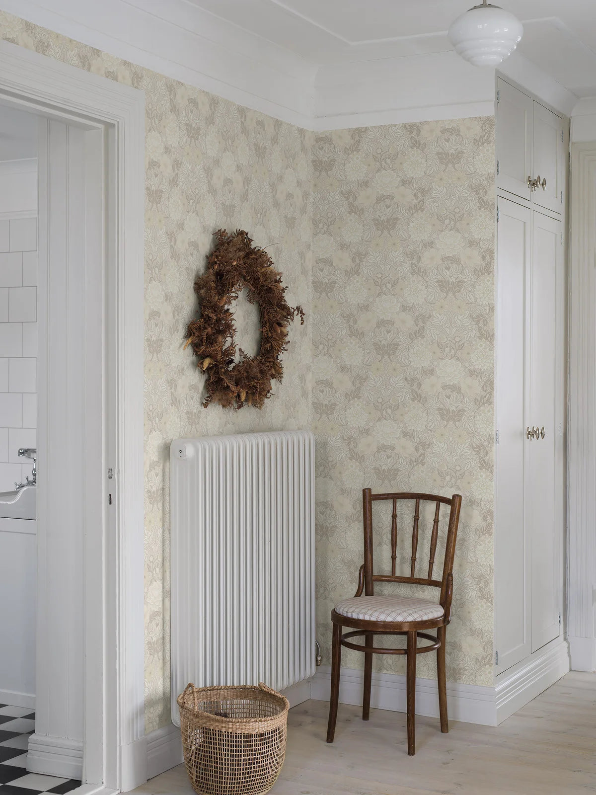 Papierová flizelínová tapeta s rastlinným vzorom DAHLIA GARDEN teplá biela s béžovou