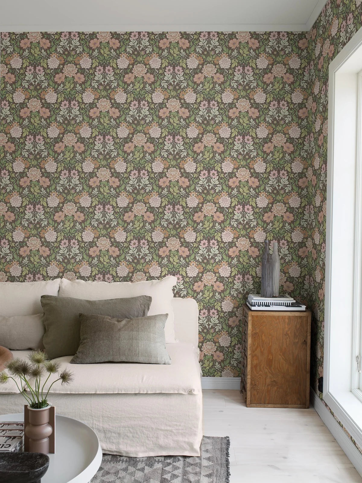 Papierová flizelínová tapeta s rastlinným vzorom DAHLIA GARDEN svetlozelená s ružovou