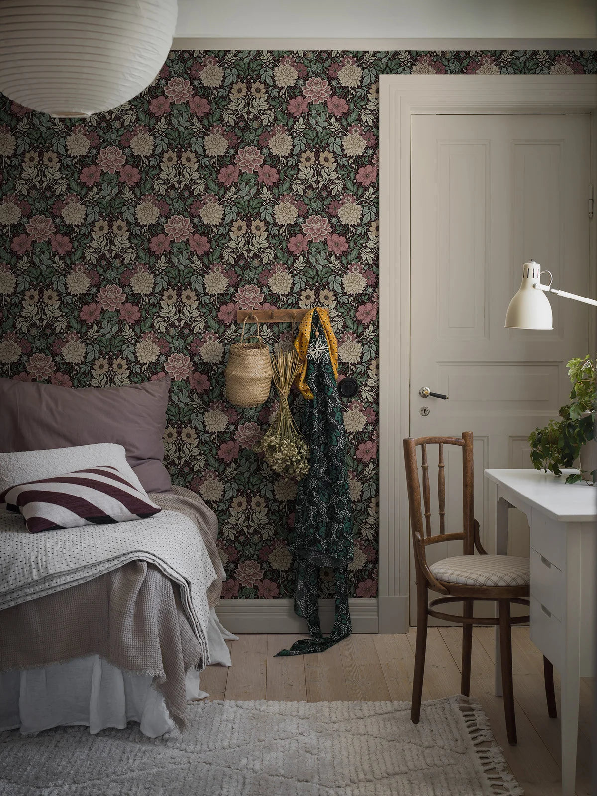 Non-woven paper wallpaper with a floral pattern DAHLIA GARDEN in dusty pink with green