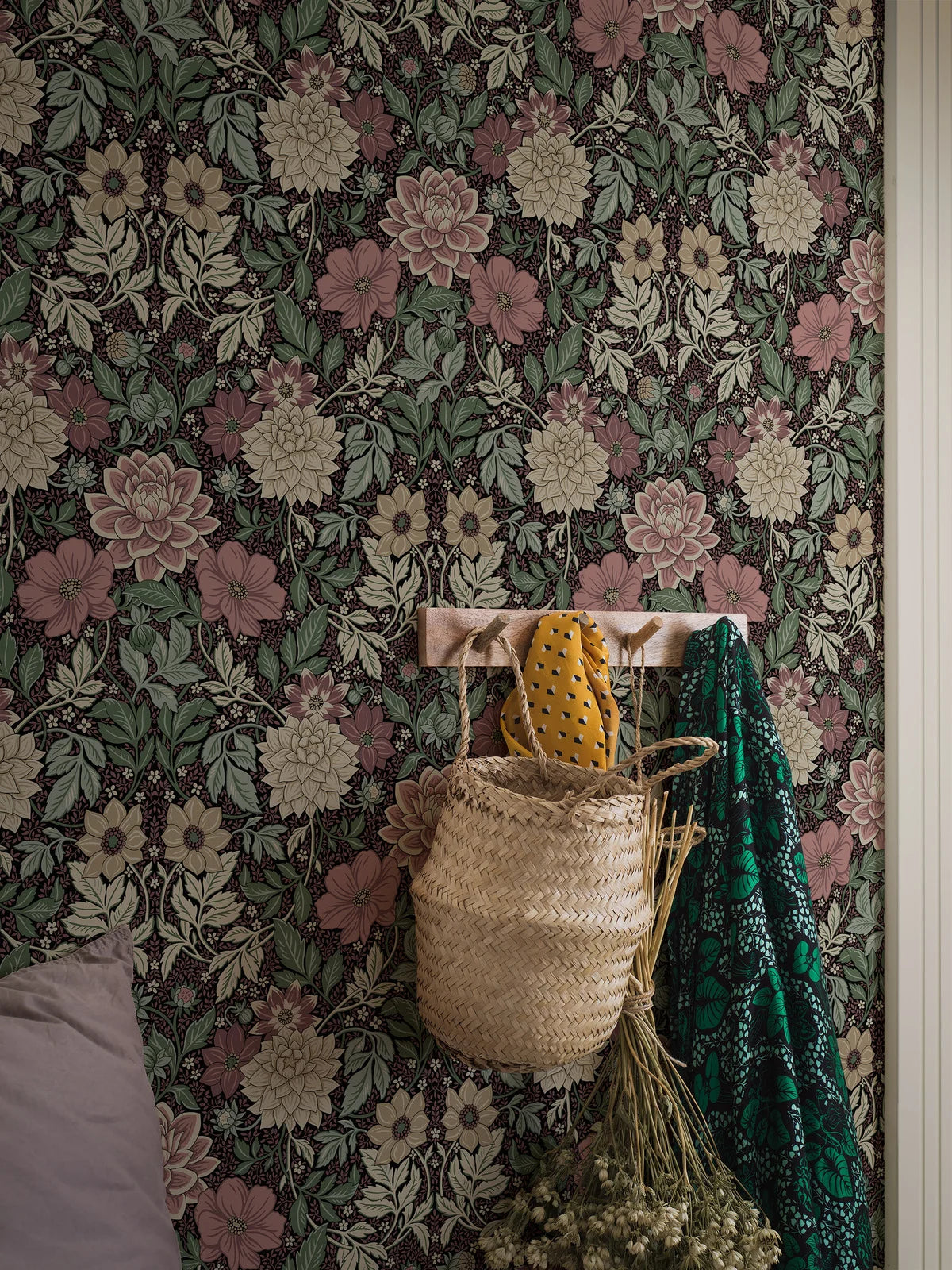 Papierová flizelínová tapeta s rastlinným vzorom DAHLIA GARDEN špinavá ružová so zelenou