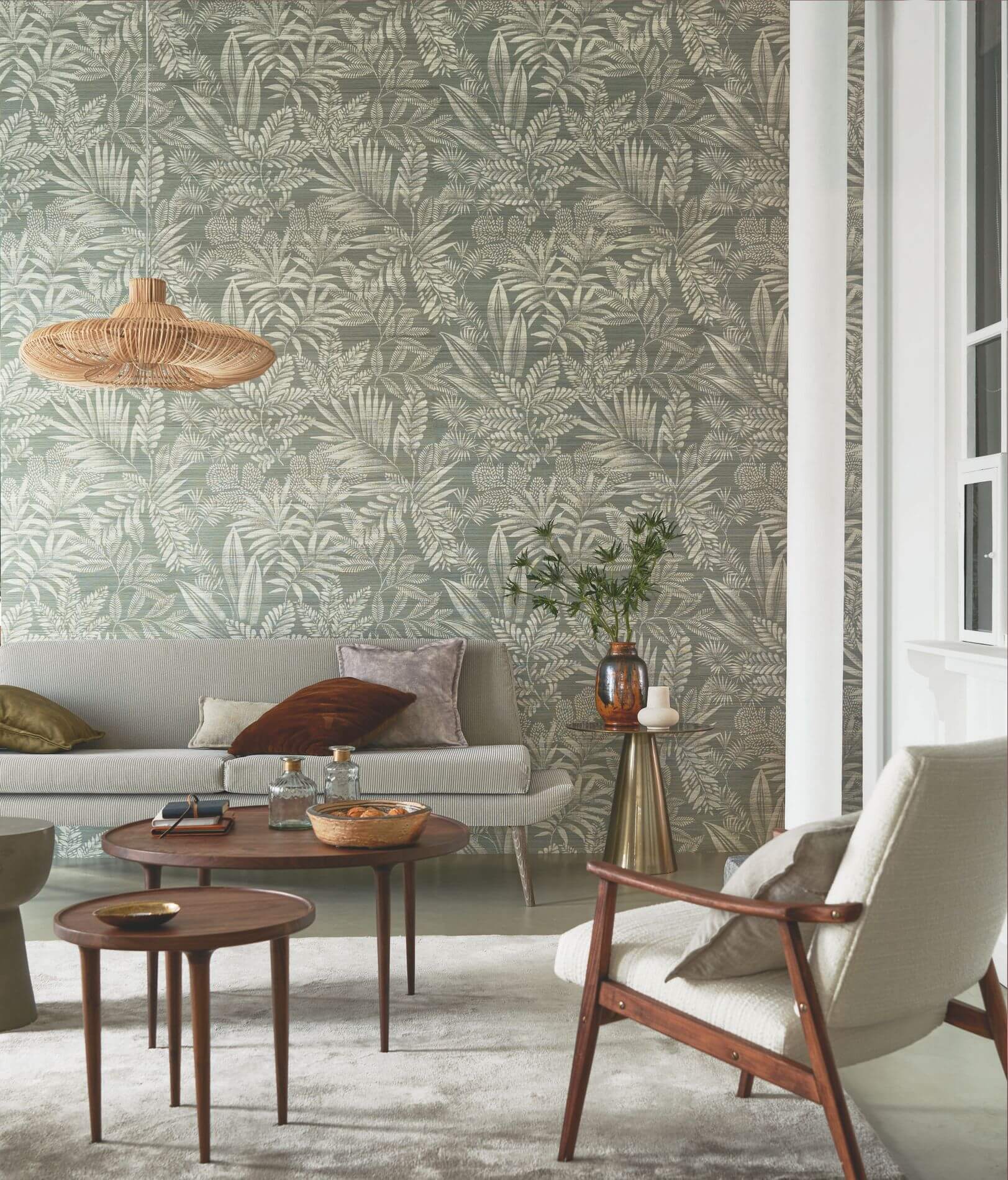 Structural wallpaper made of sisal with a plant motif of MANDRARE leaves - CARBONE black with white