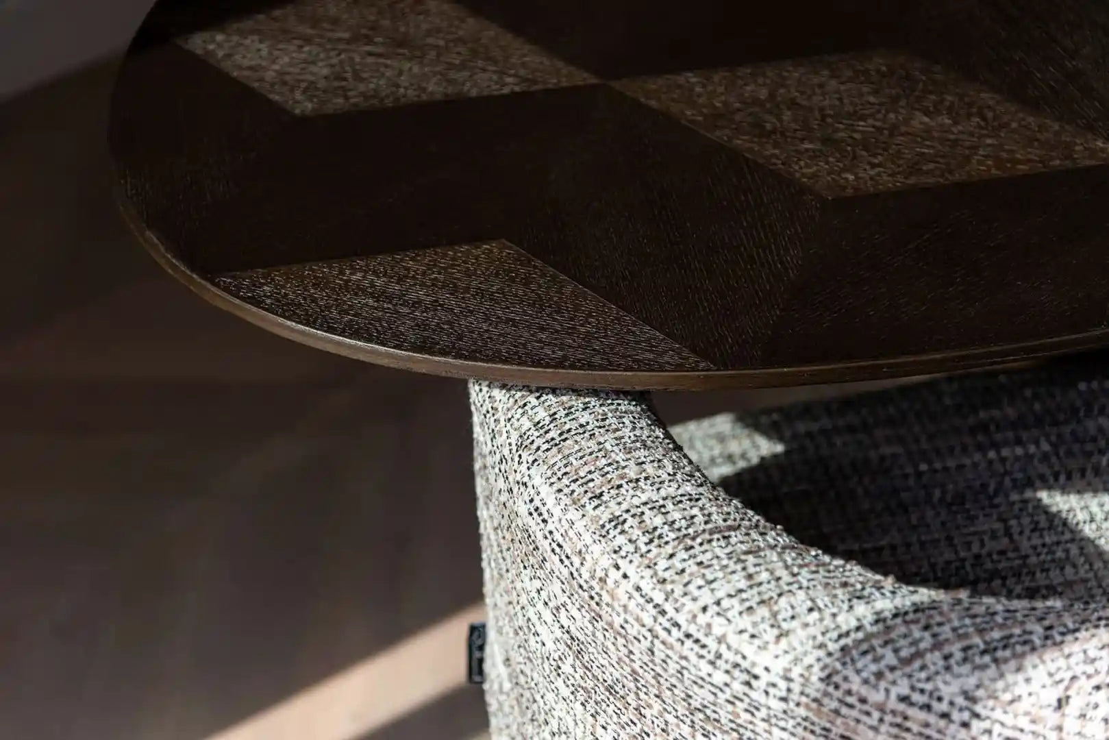 Ovalný stôl LUXOR hnedý so zlatým podstavcom