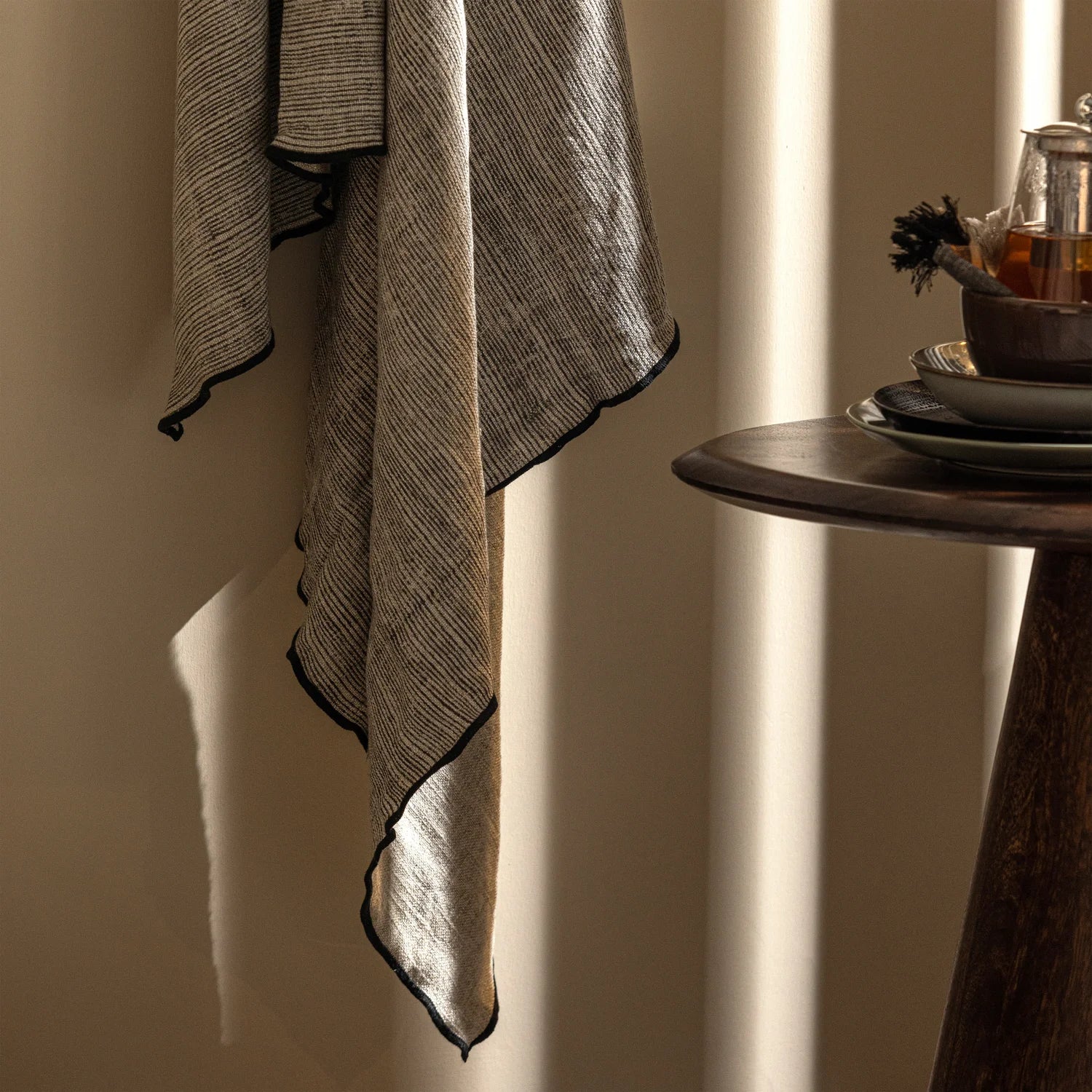 Side table posture mango wood