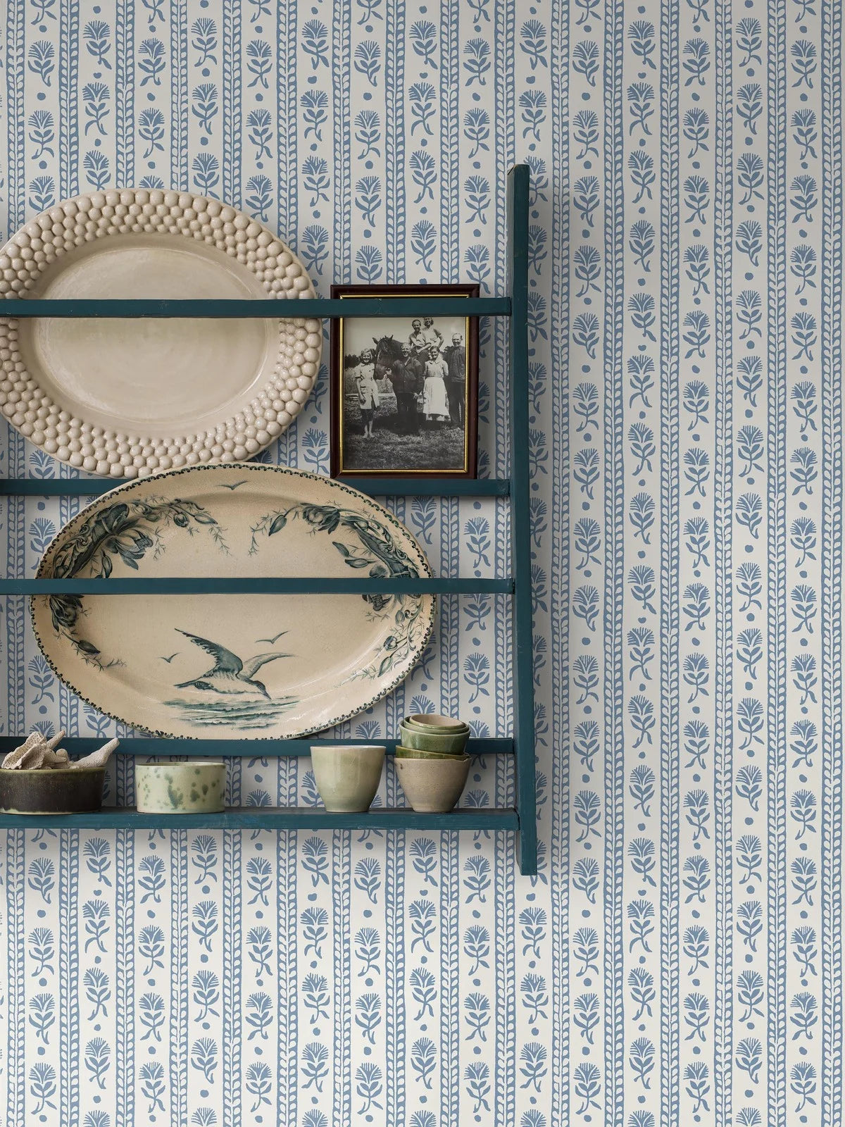 Tapeta z flizelínu papierová s rastlinným vzorom NEJKILERAND modrá s bielou