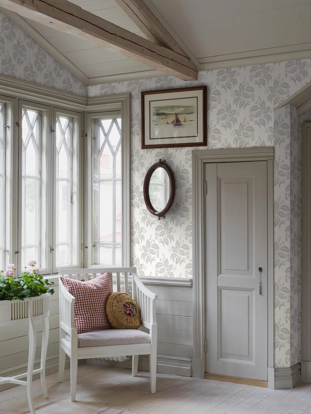 Papierová flizelínová tapeta s rastlinným vzorom TENGBERGSKA biela so šedou