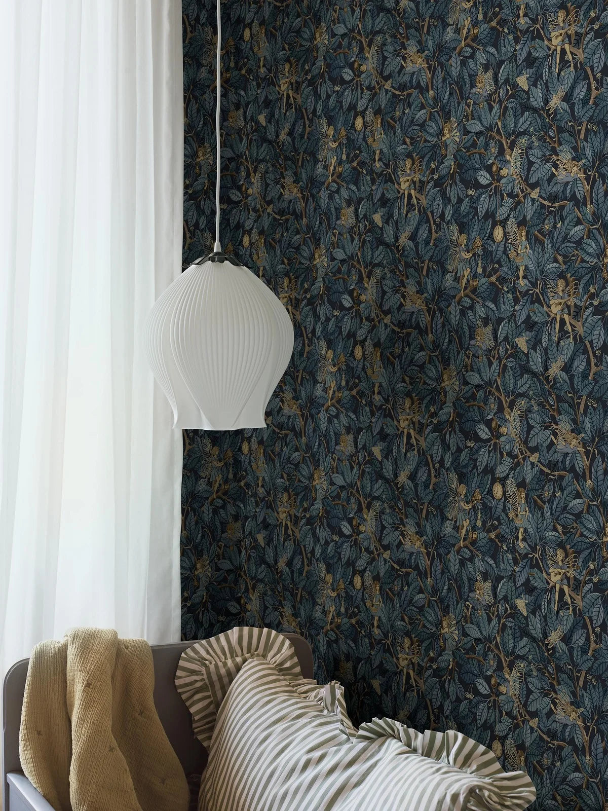 Detská tapeta s rozprávkovým motívom víl FAIRIES tmavomodrá