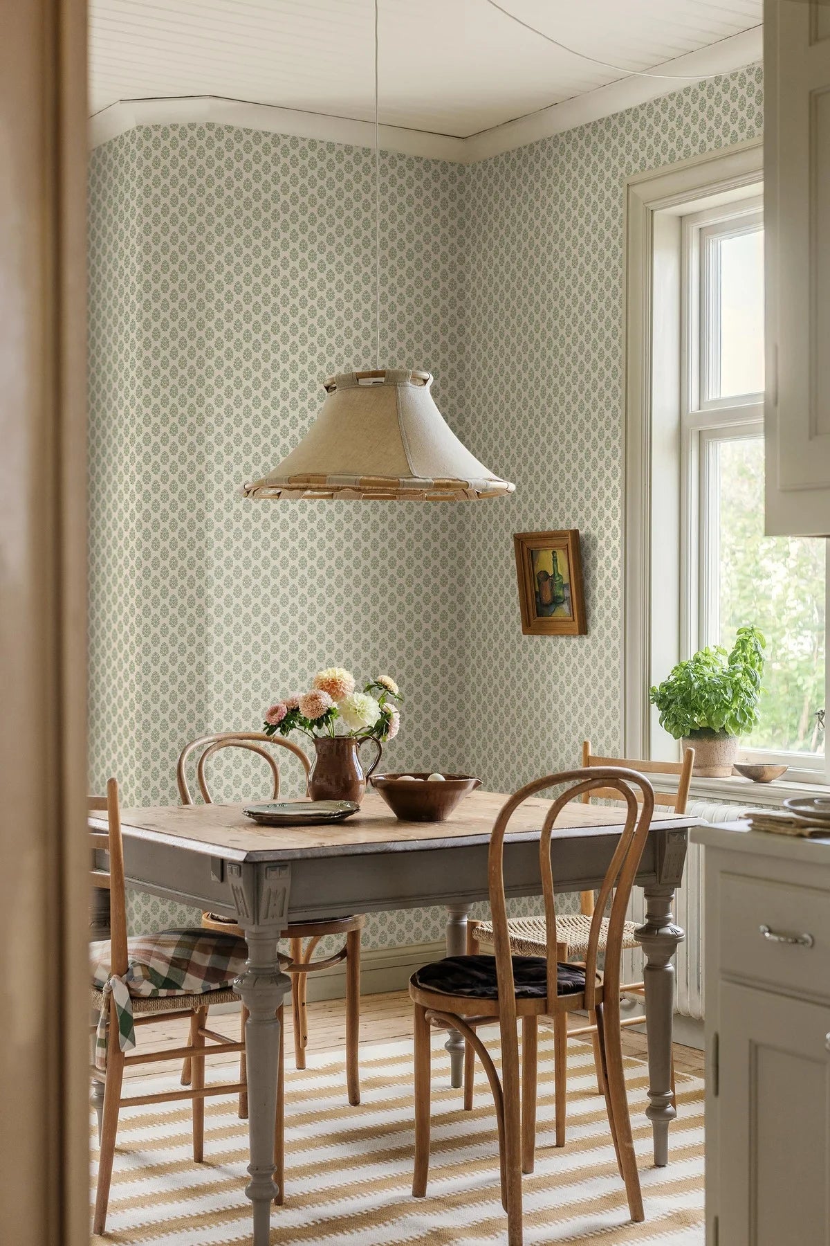 SIBYLLA Cream Floral Pattern Wallpaper with Blue