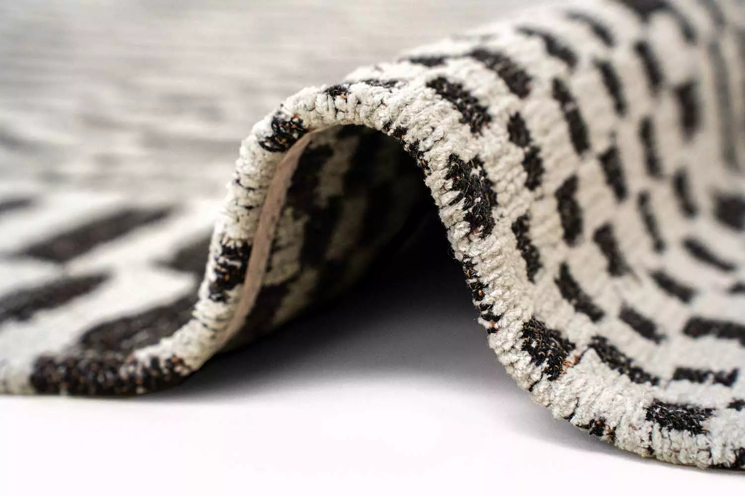 Oval Rug BERBER CAIDAL black with white
