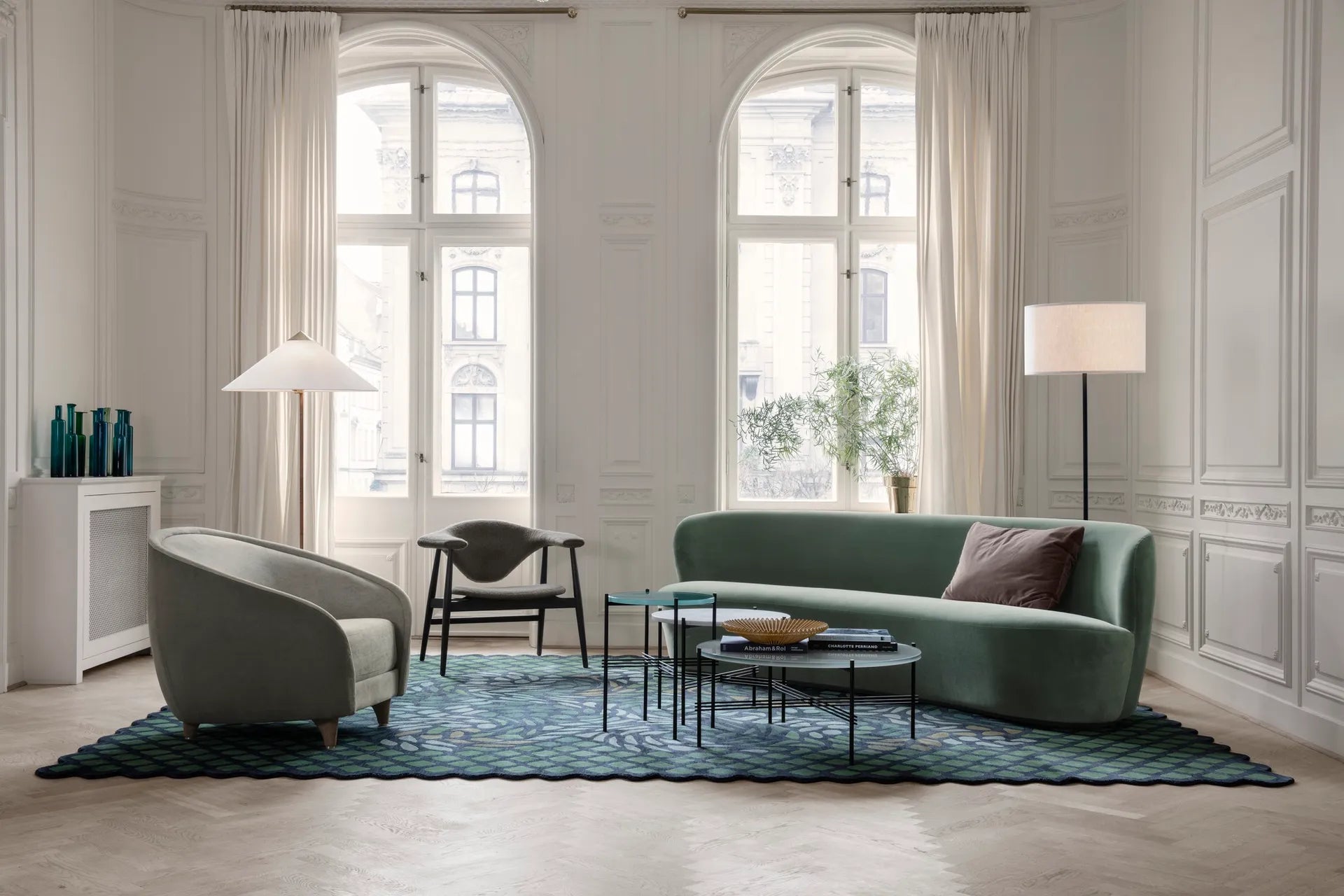 Fotel MASCULO čalúnený s orechovým podstavcom