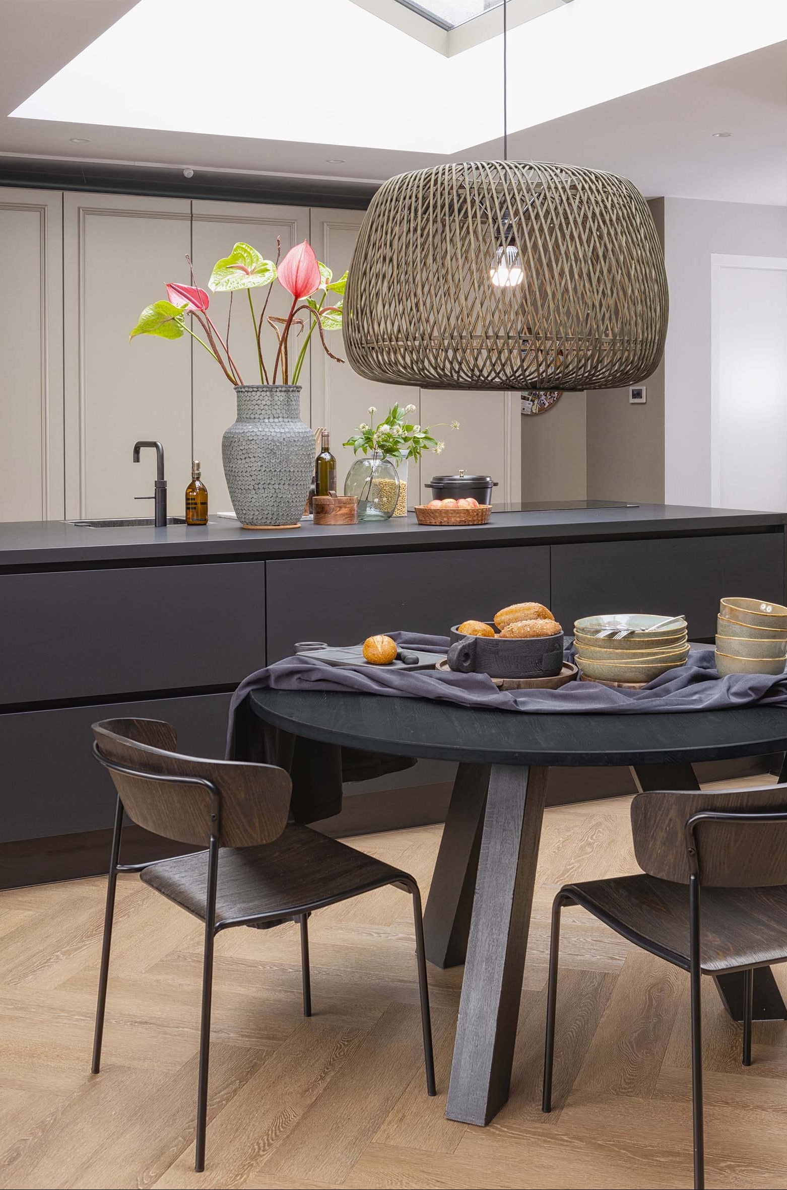 Okrúhly stôl RHONDA TRIO čierne dubové drevo