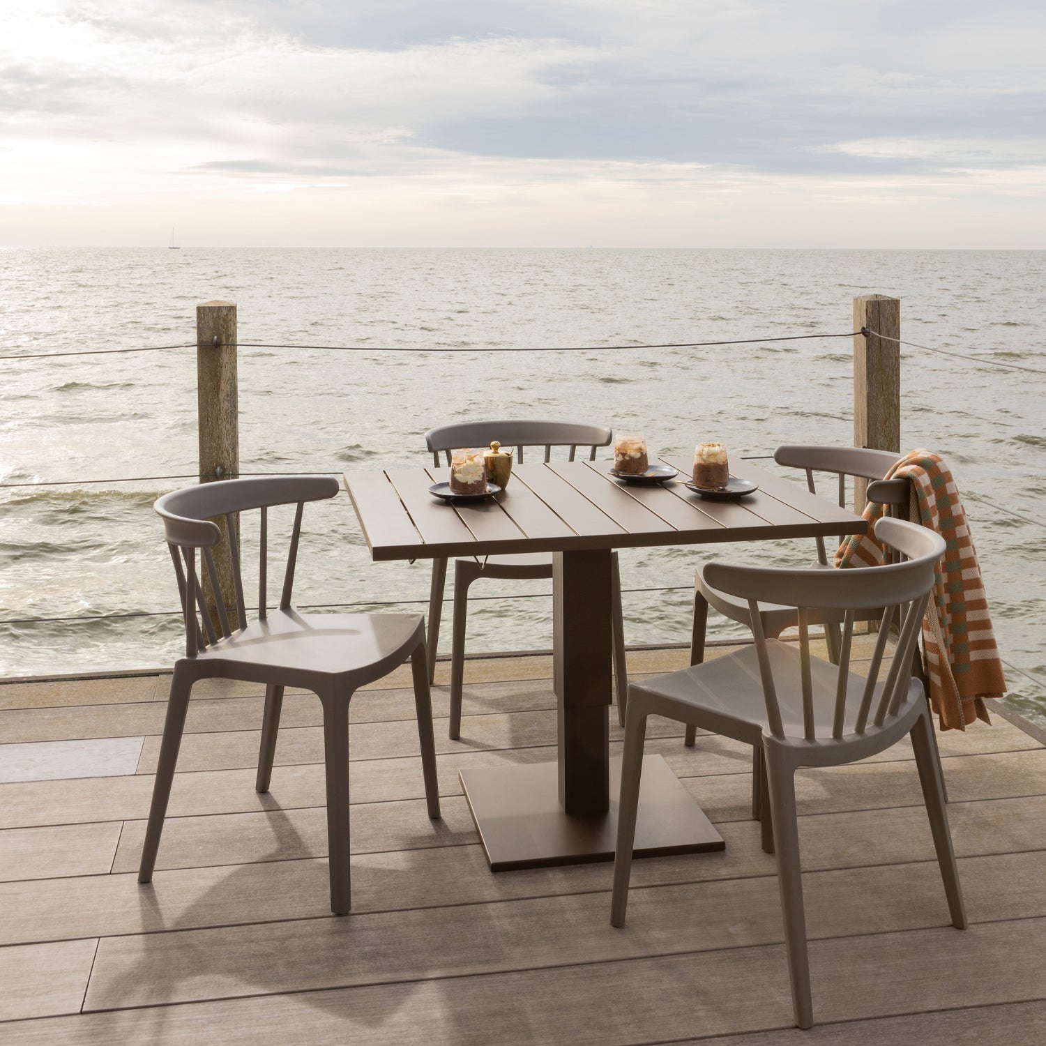 Regulovateľný vonkajší stôl TESSO hnedý