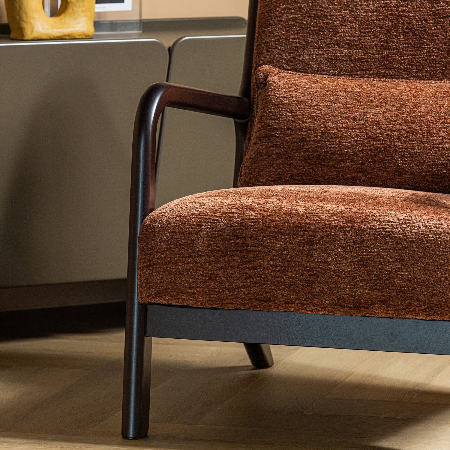 Fotel MARK hnedý šenil s čiernym podstavcom