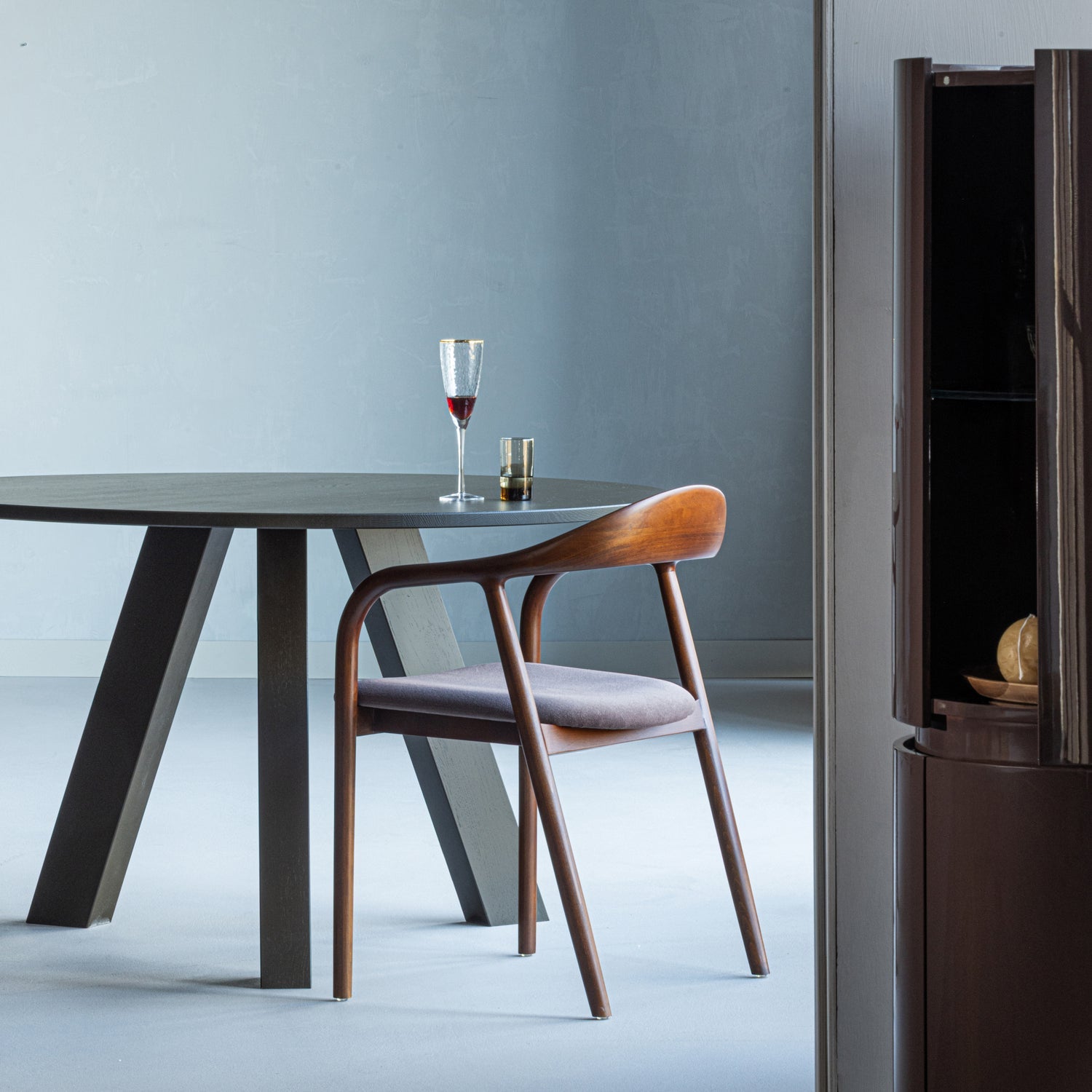 Okrúhly stôl RHONDA TRIO z tmavohnedého dubového dreva