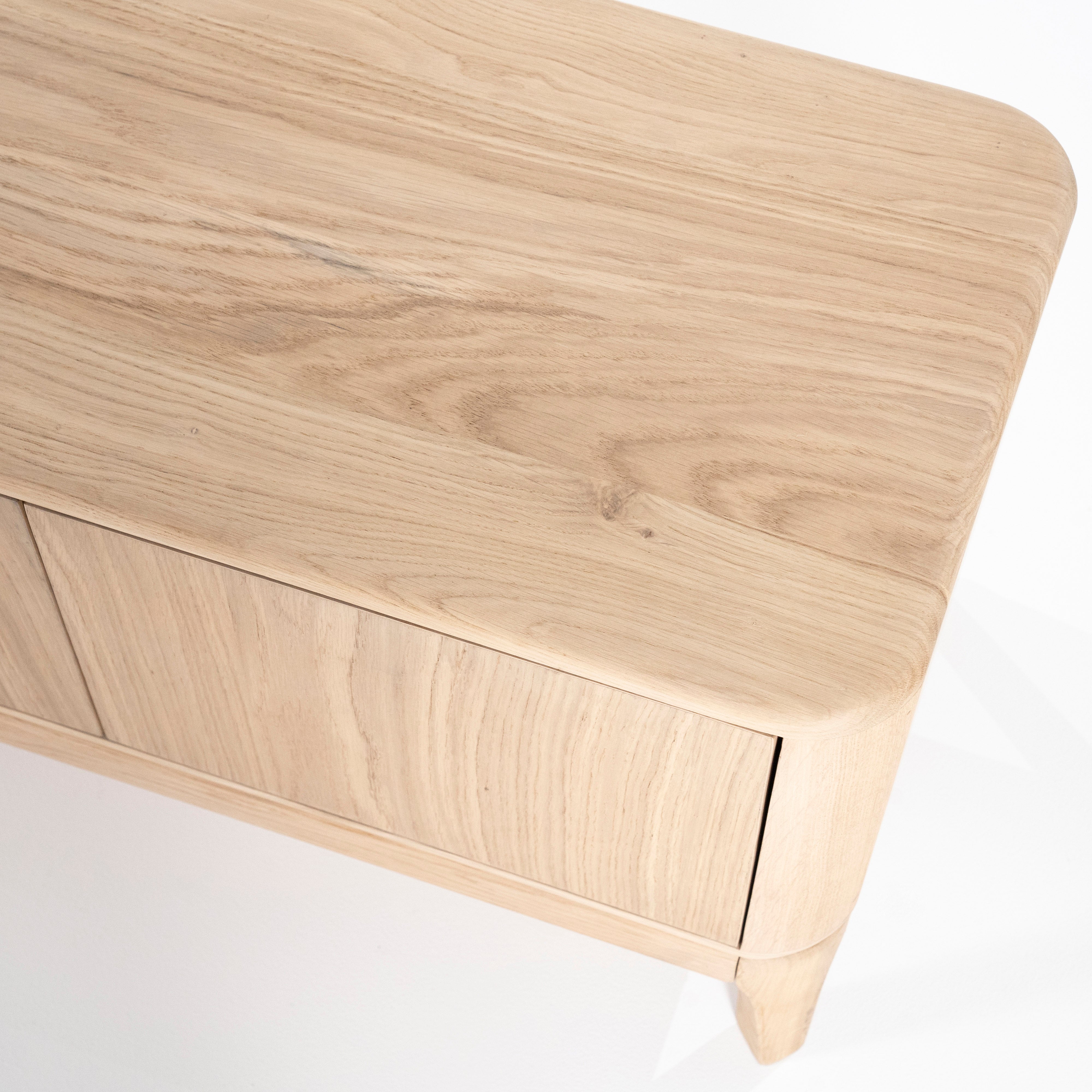 Televízna skrinka HARVEY z dubového dreva