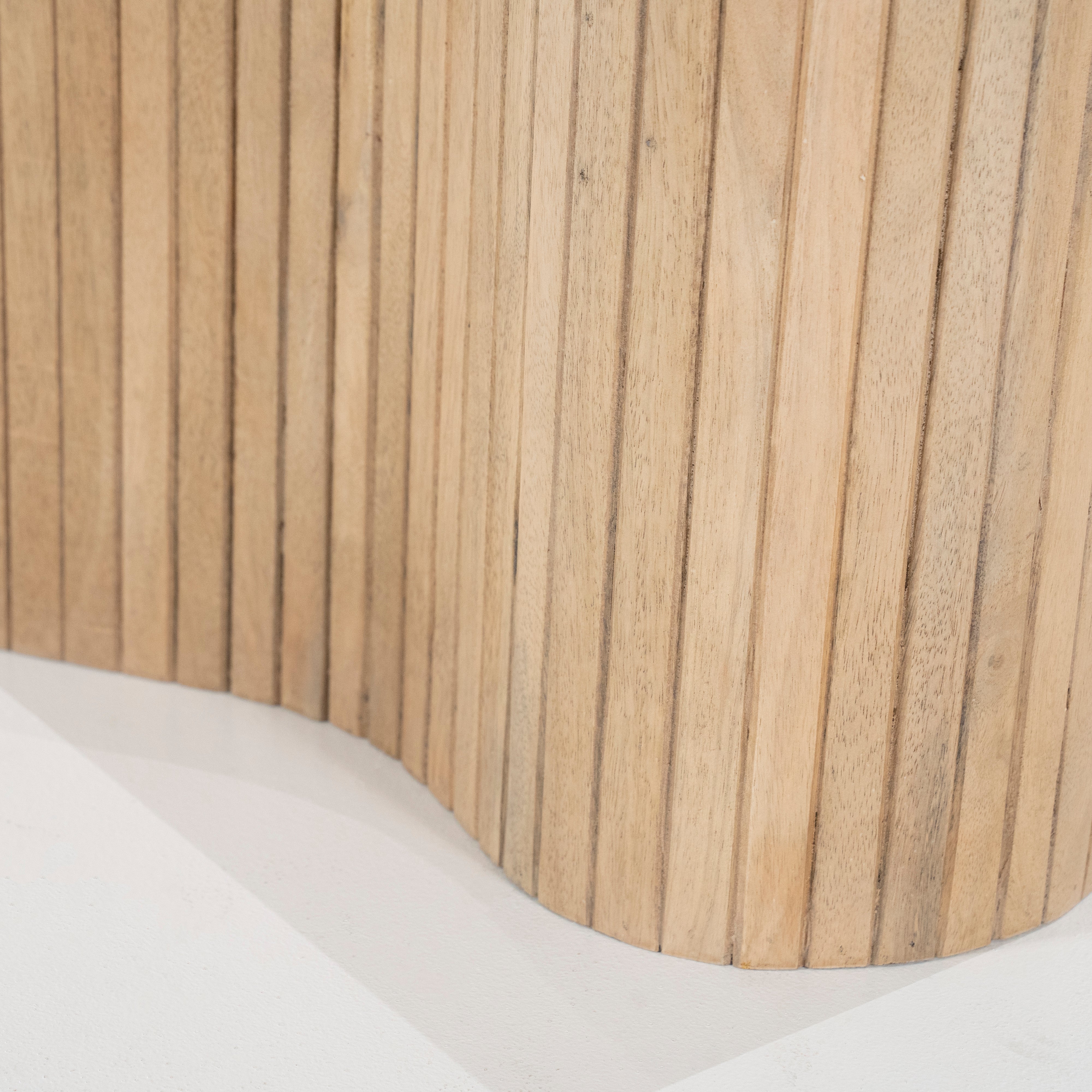 Bočný stolík KIRA z mangového dreva s mramorovou doskou