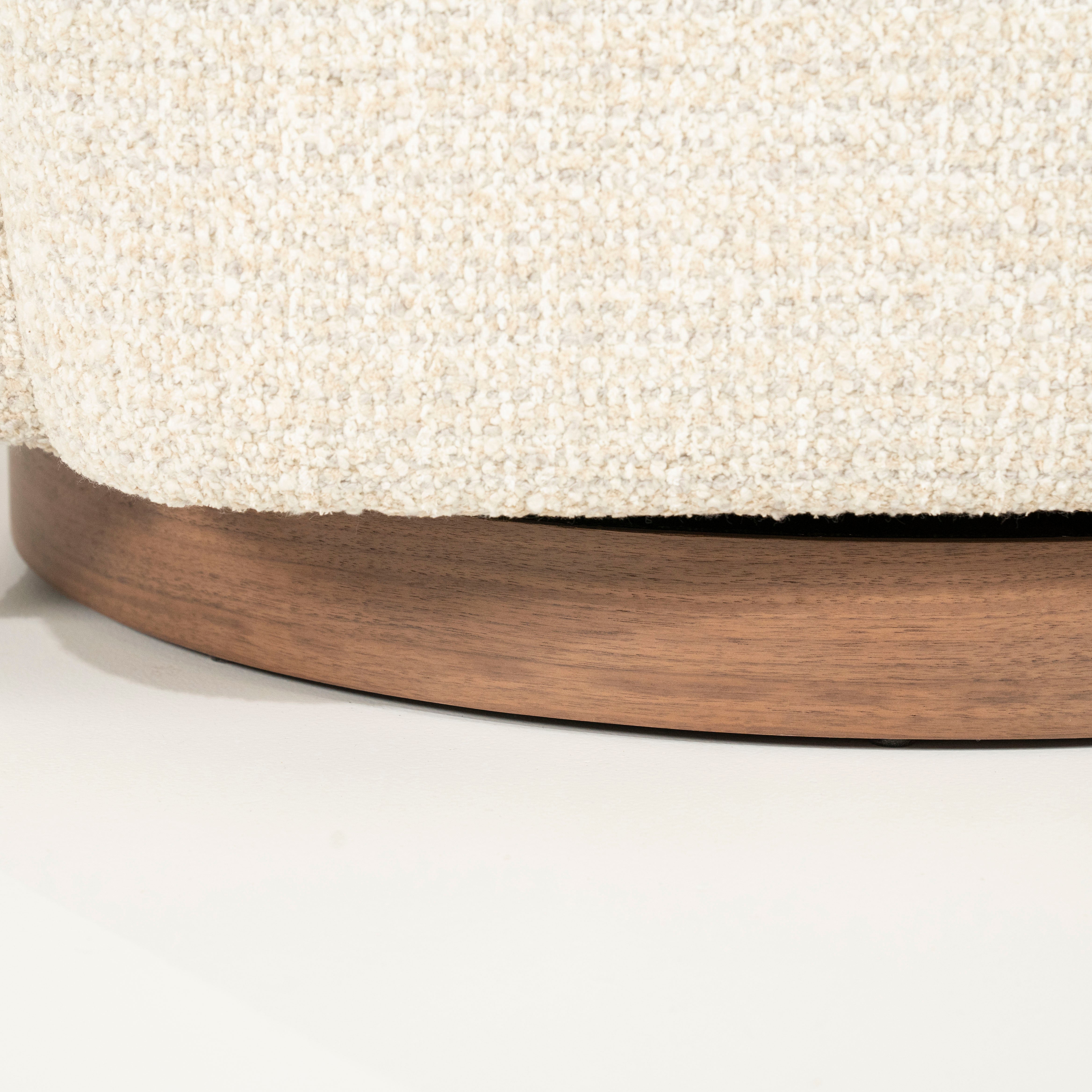 Otočný kreslo JORDAN svetlo béžové s drevenou základňou